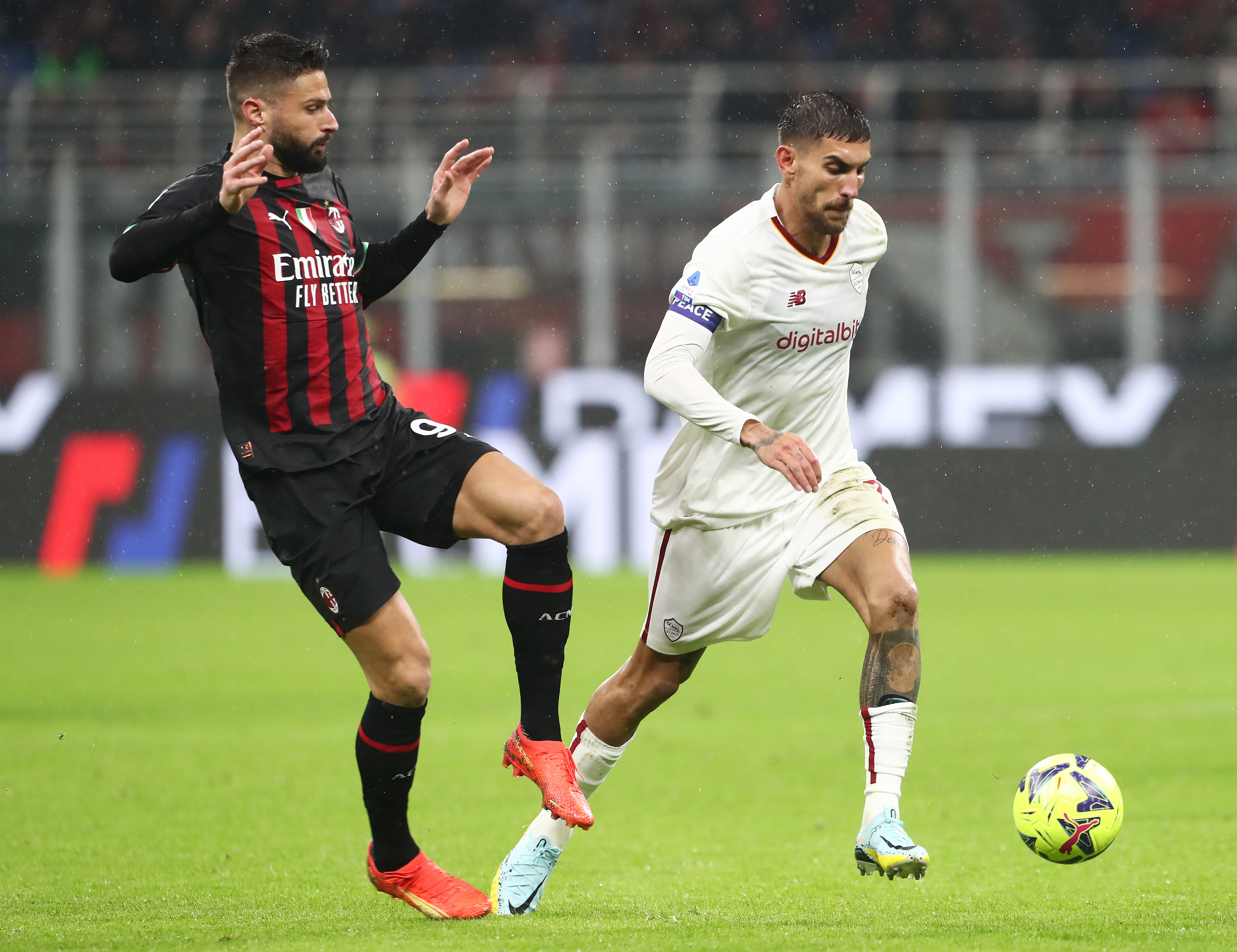 Olivier Giroud in una fase di gioco con Lorenzo Pellegrini