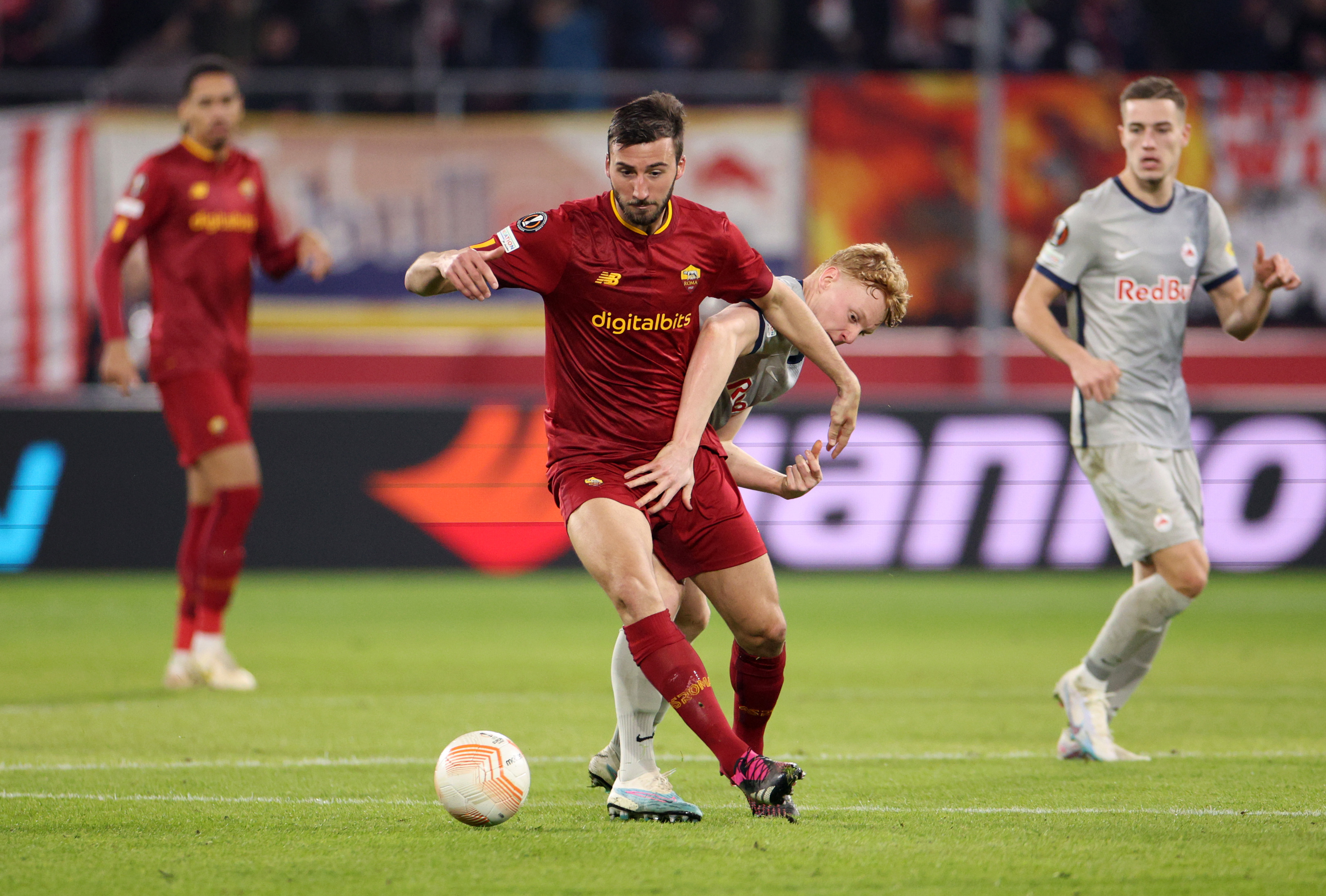 Bryan Cristante in azione contro il Salisburgo