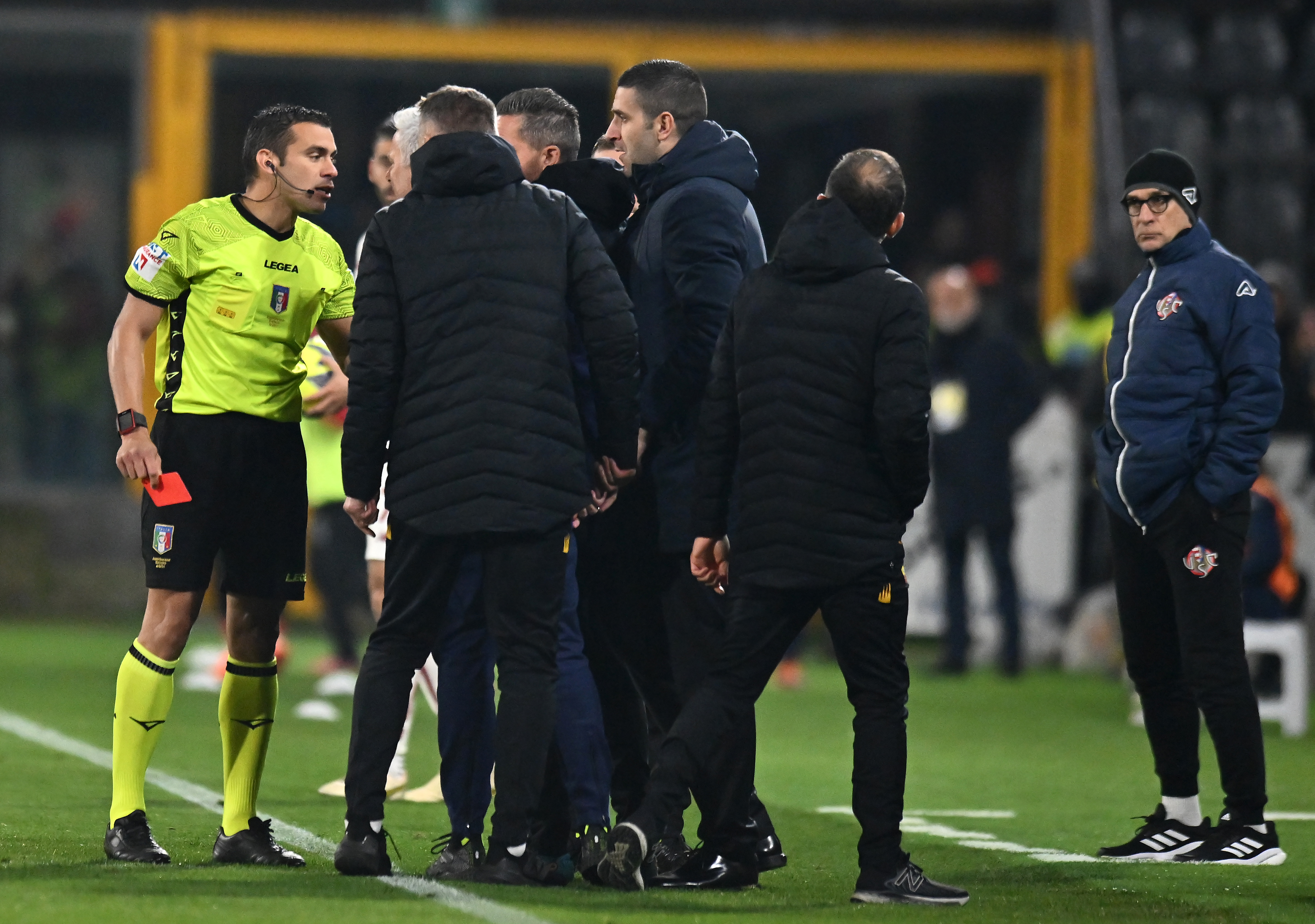 Il momento dell'espulsione di José Mourinho durante Cremonese-Roma