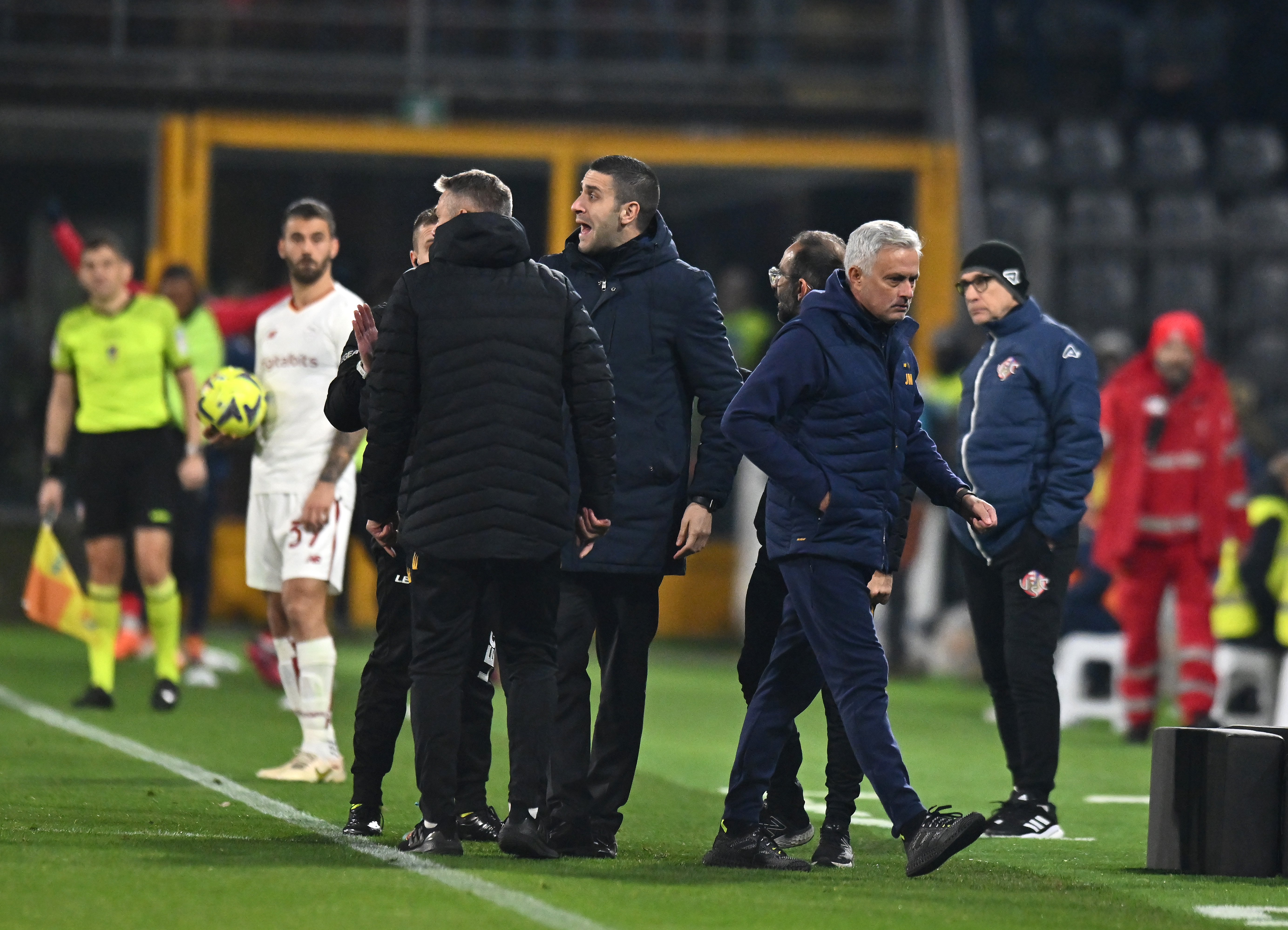 Mourinho durante Cremonese-Roma