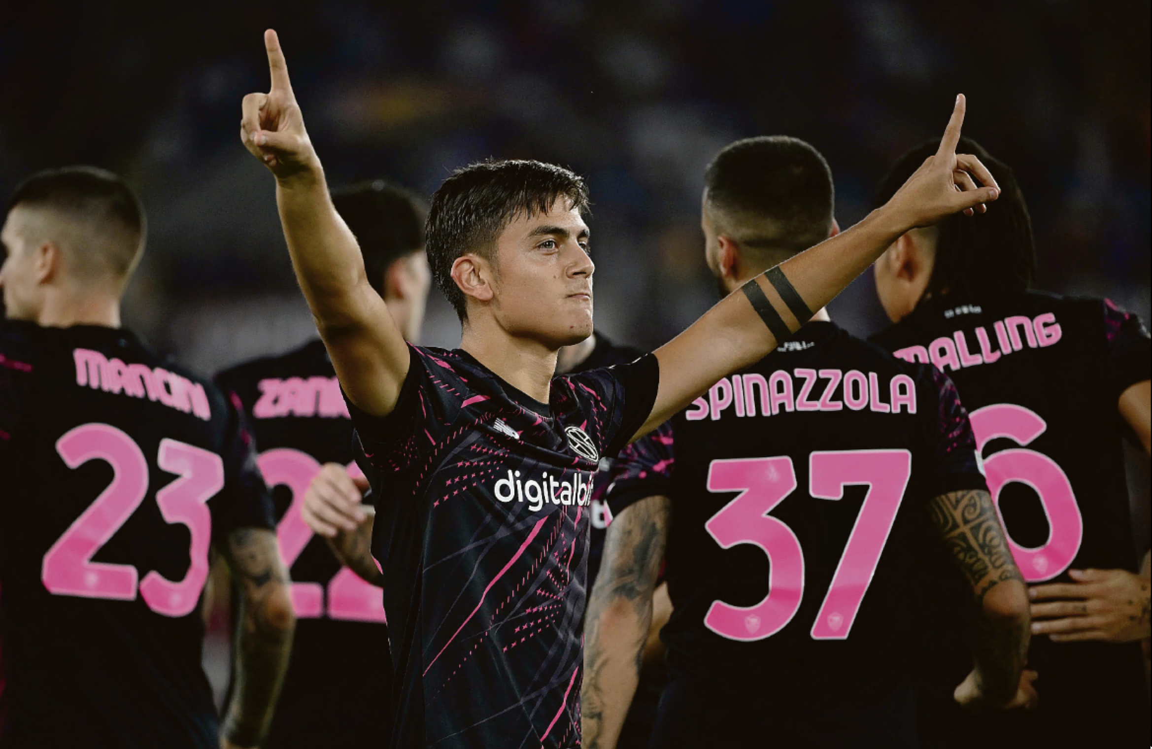 Dybala esulta con la terza maglia della Roma