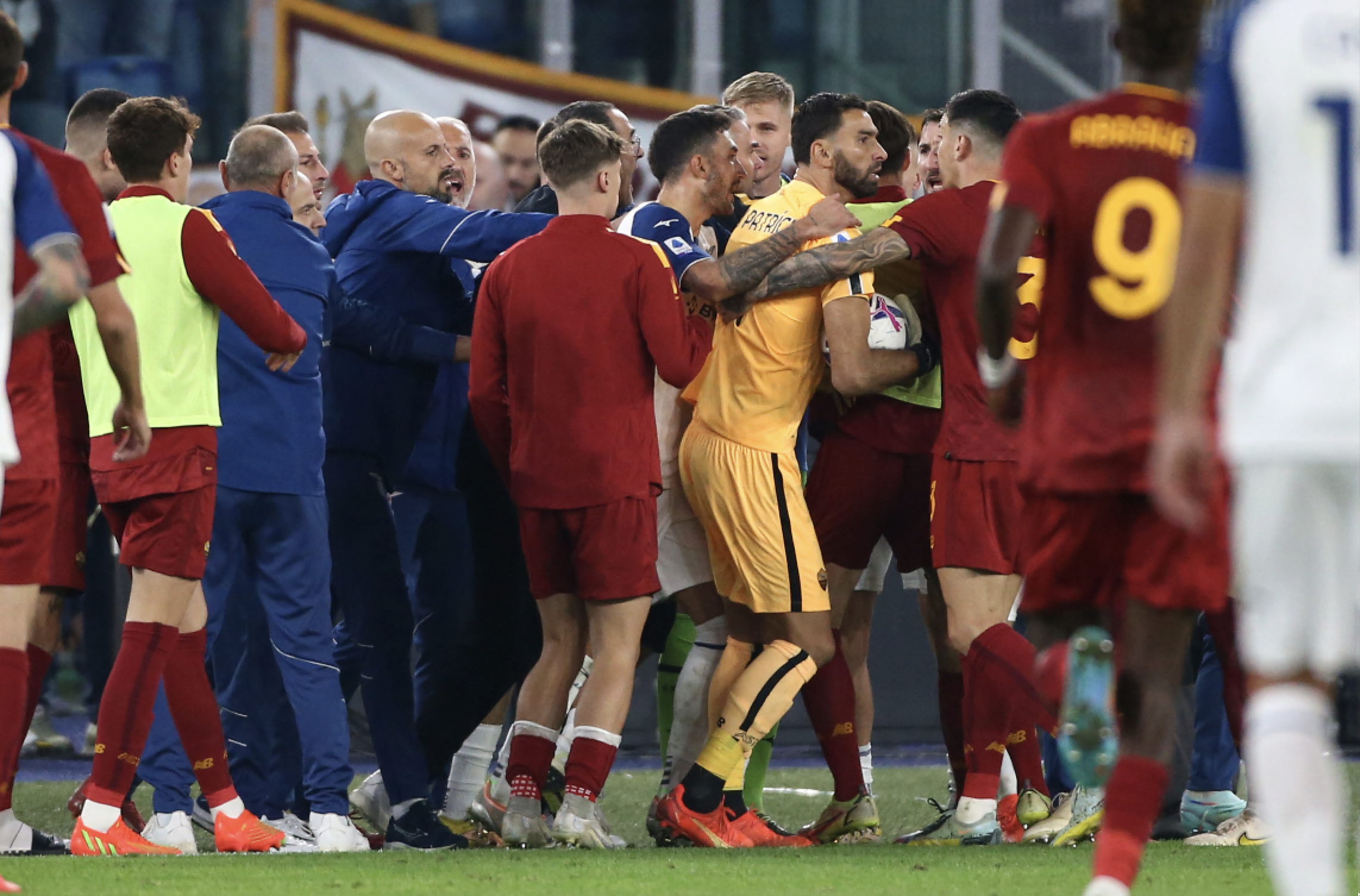 La rissa durante il derby dopo le perdite di tempo di Radu