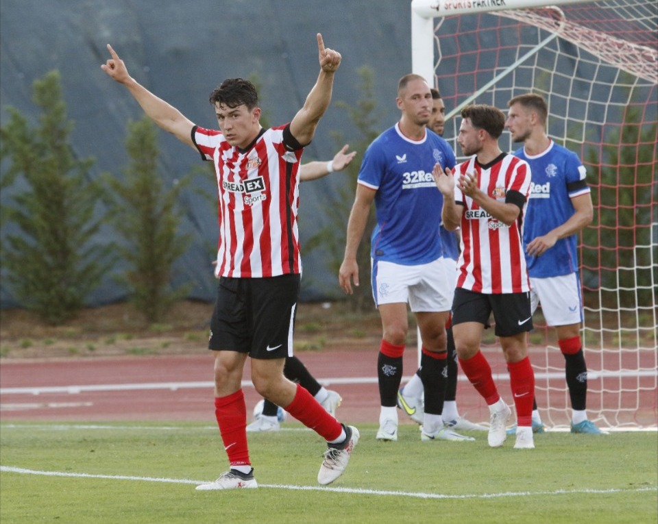 Luke O’Nien festeggia dopo il gol al Rangers