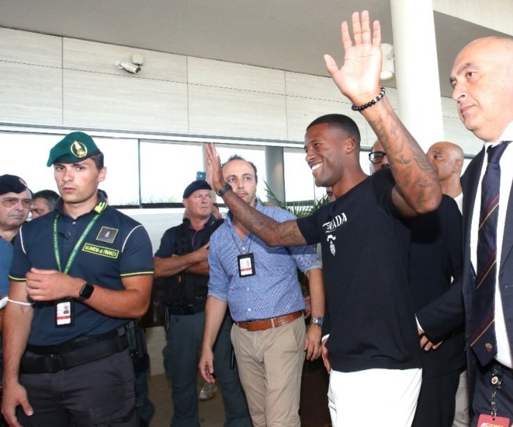 Wijnaldum all'arrivo a Ciampino