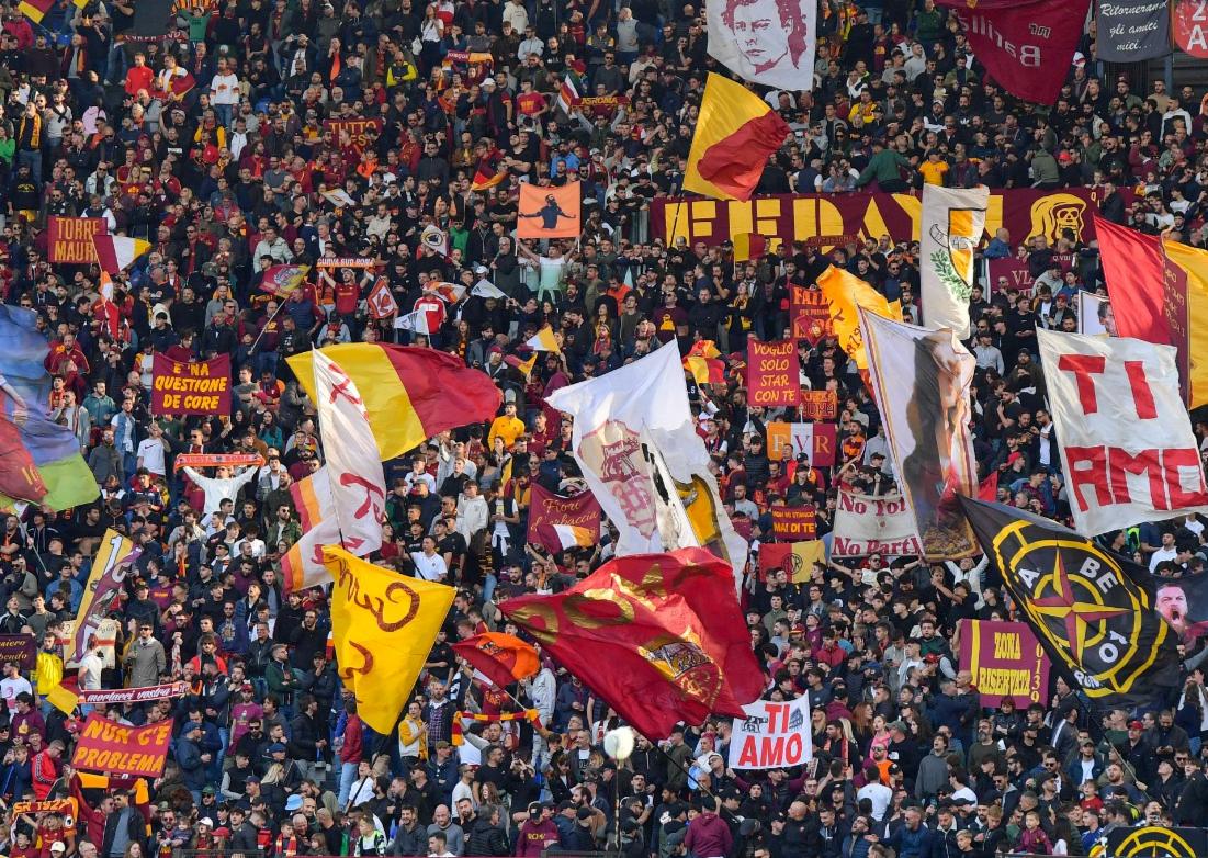 La Curva Sud durante una sfida della Roma allo Stadio Olimpico