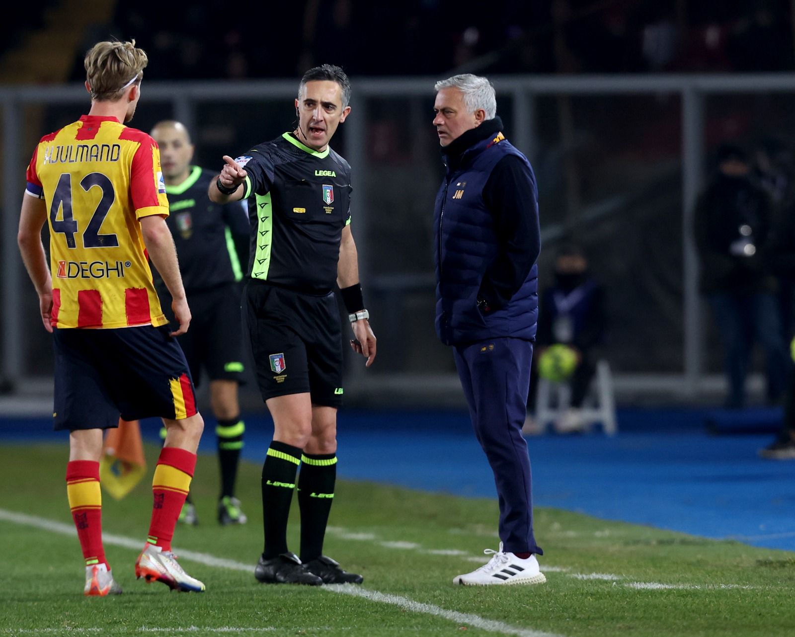 Mourinho in panchina al Via del Mare