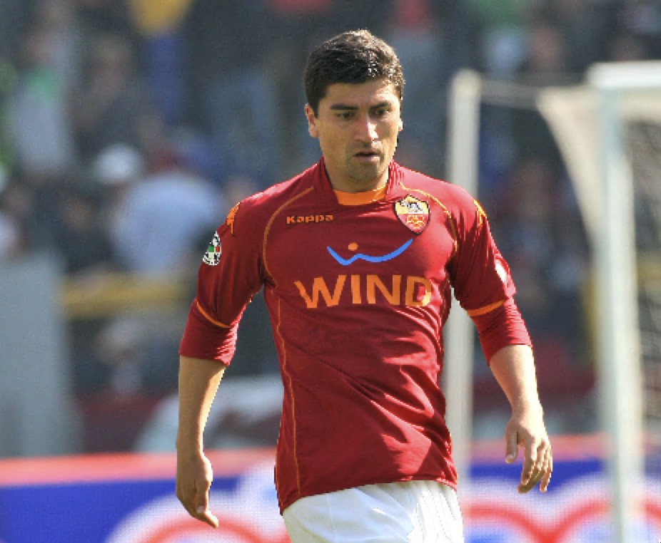 Pizarro con la maglia della Roma nel 2009 contro il Bologna