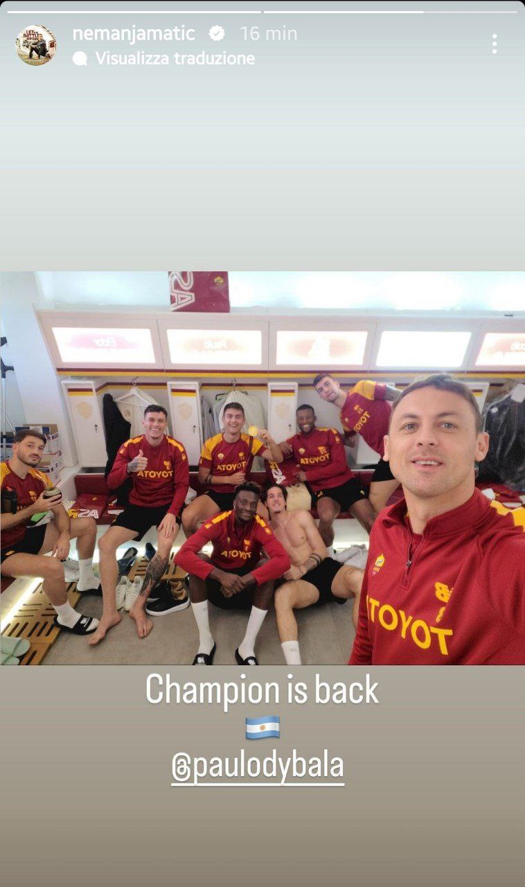Nemanja Matic e gli altri calciatori della Roma con Dybala a Trigoria