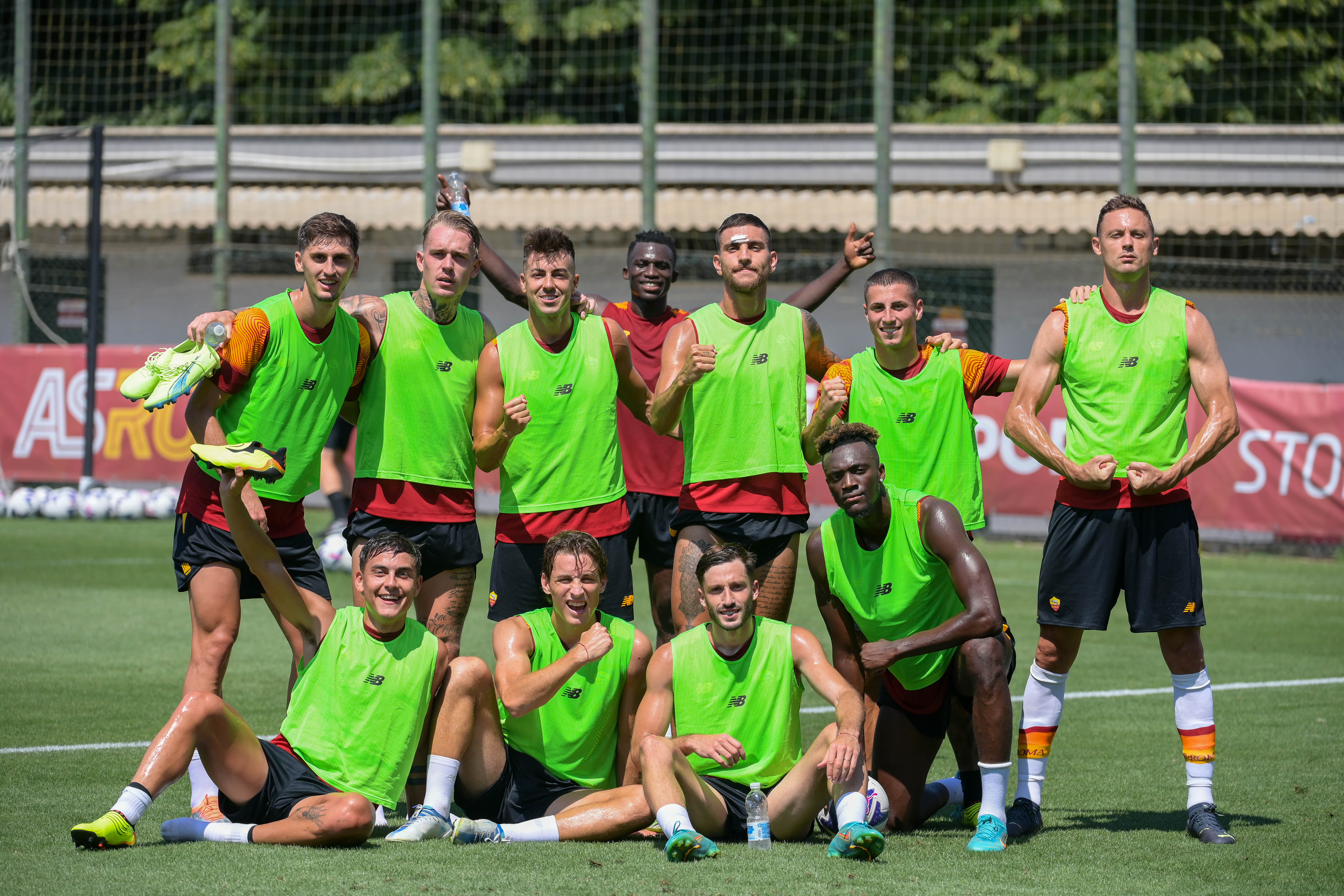 Alcuni giocatori della Roma posano vittoriosi a Trigoria