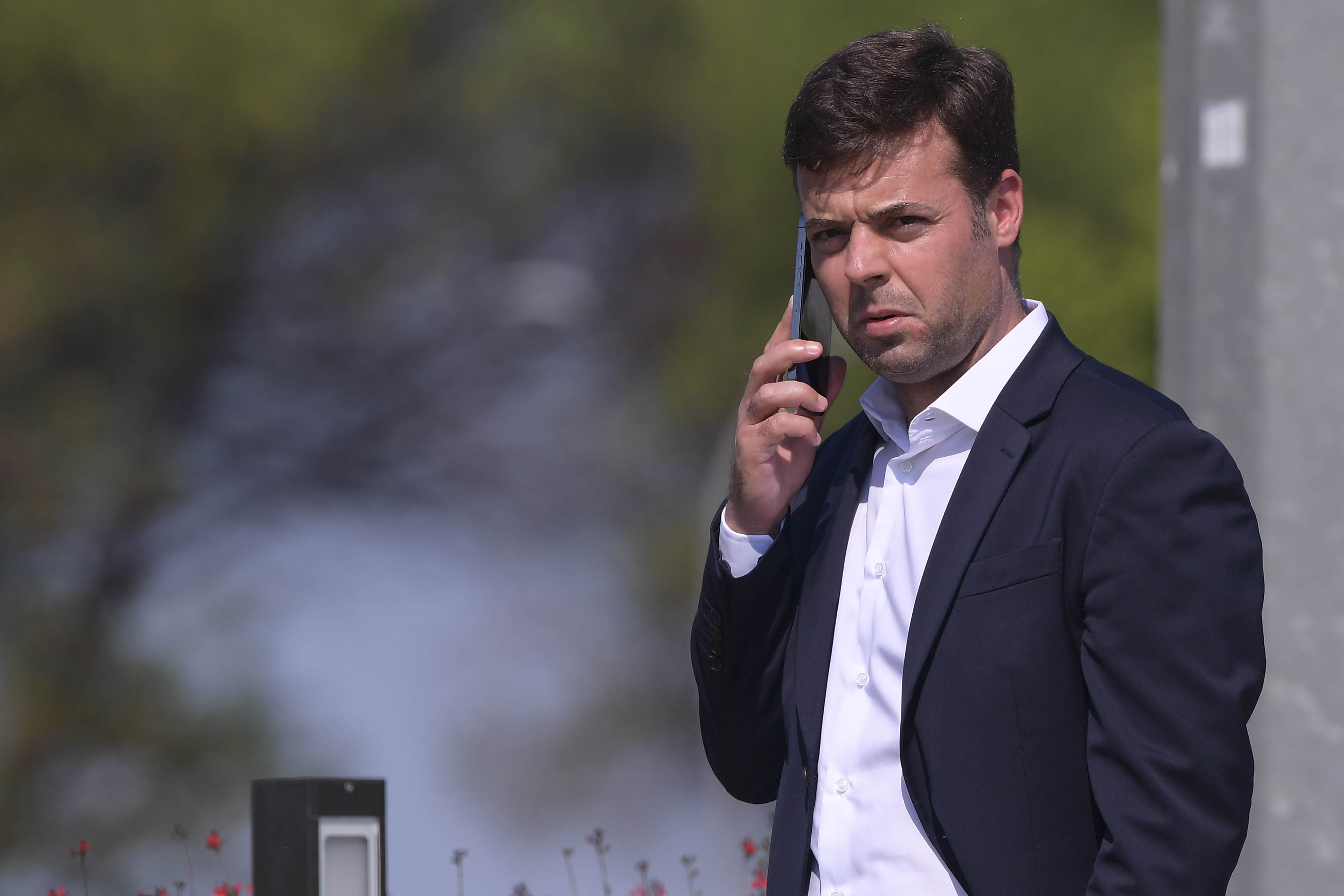 Tiago Pinto al telefono a Trigoria