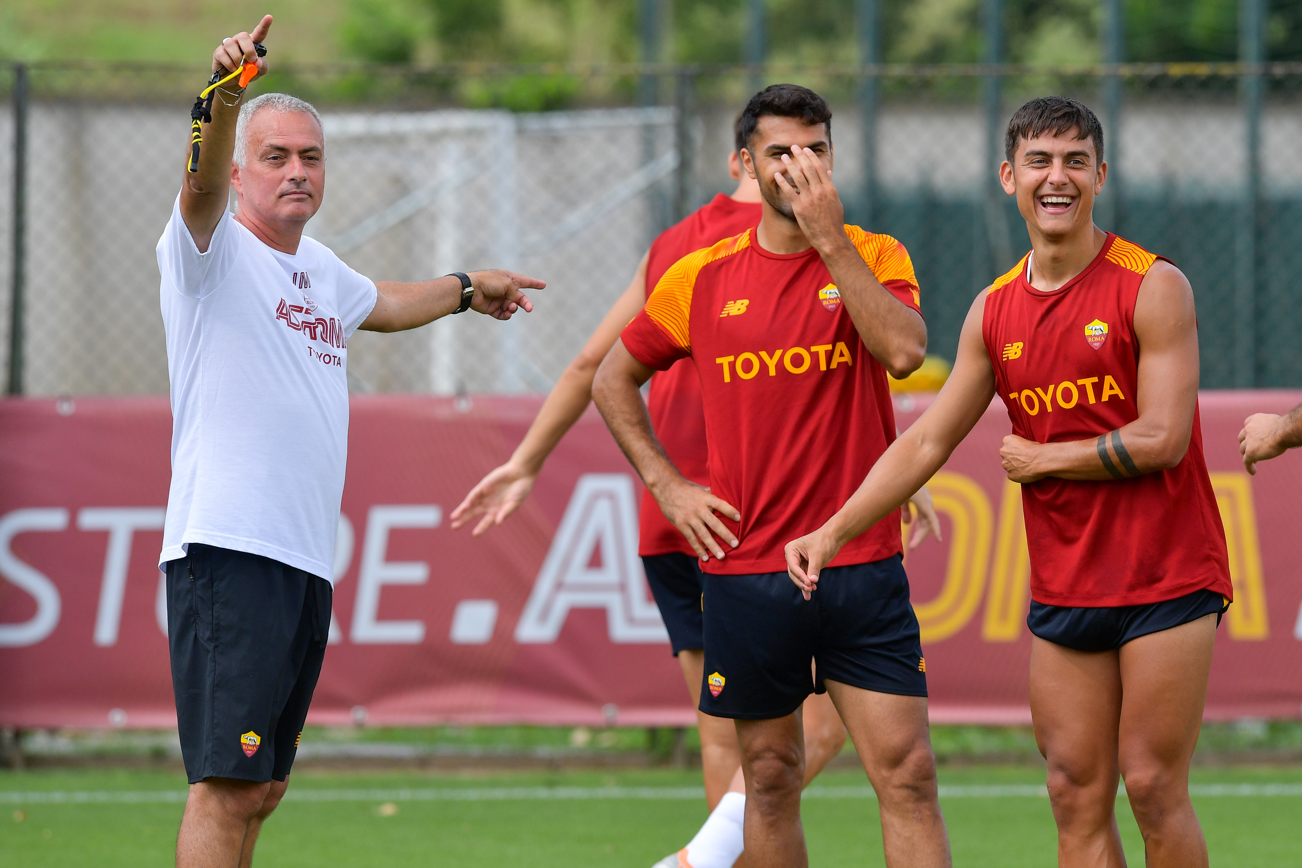 Mourinho dà indicazioni durante un allenamento e Trigoria