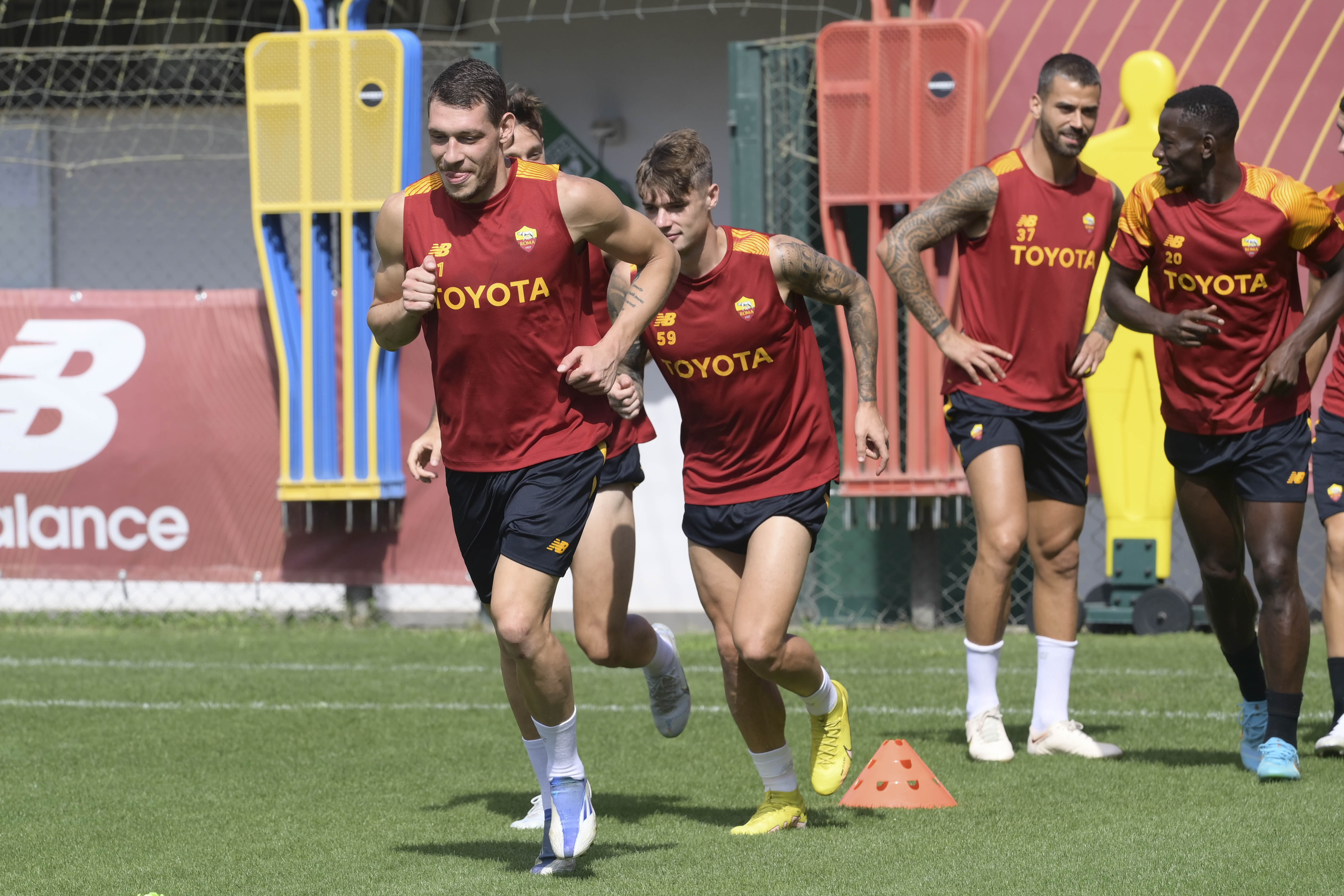 Belotti e Zalewski durante un allenamento a Trigoria