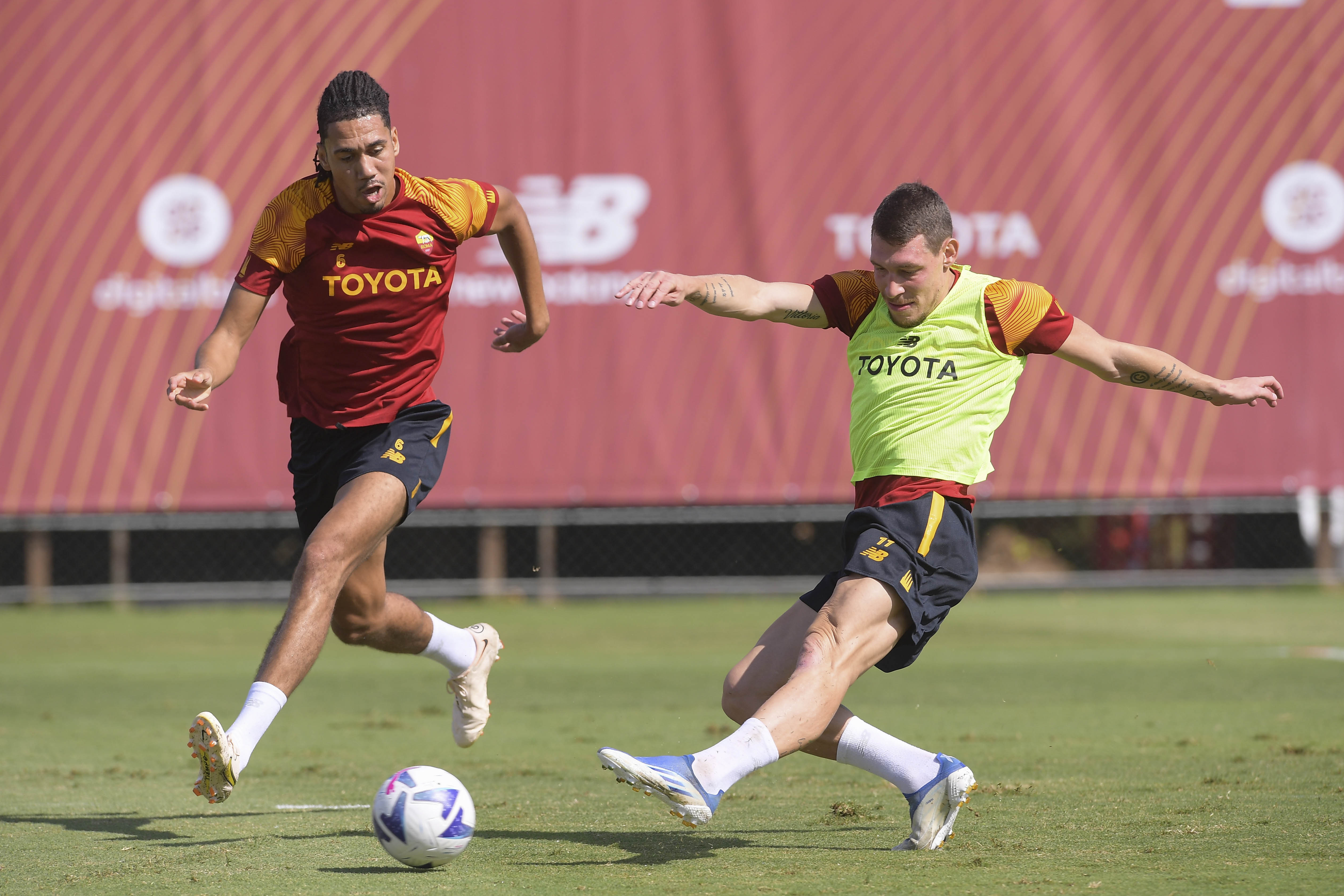 Chris Smalling e Andrea Belotti in allenamento (As Roma via Getty Images)