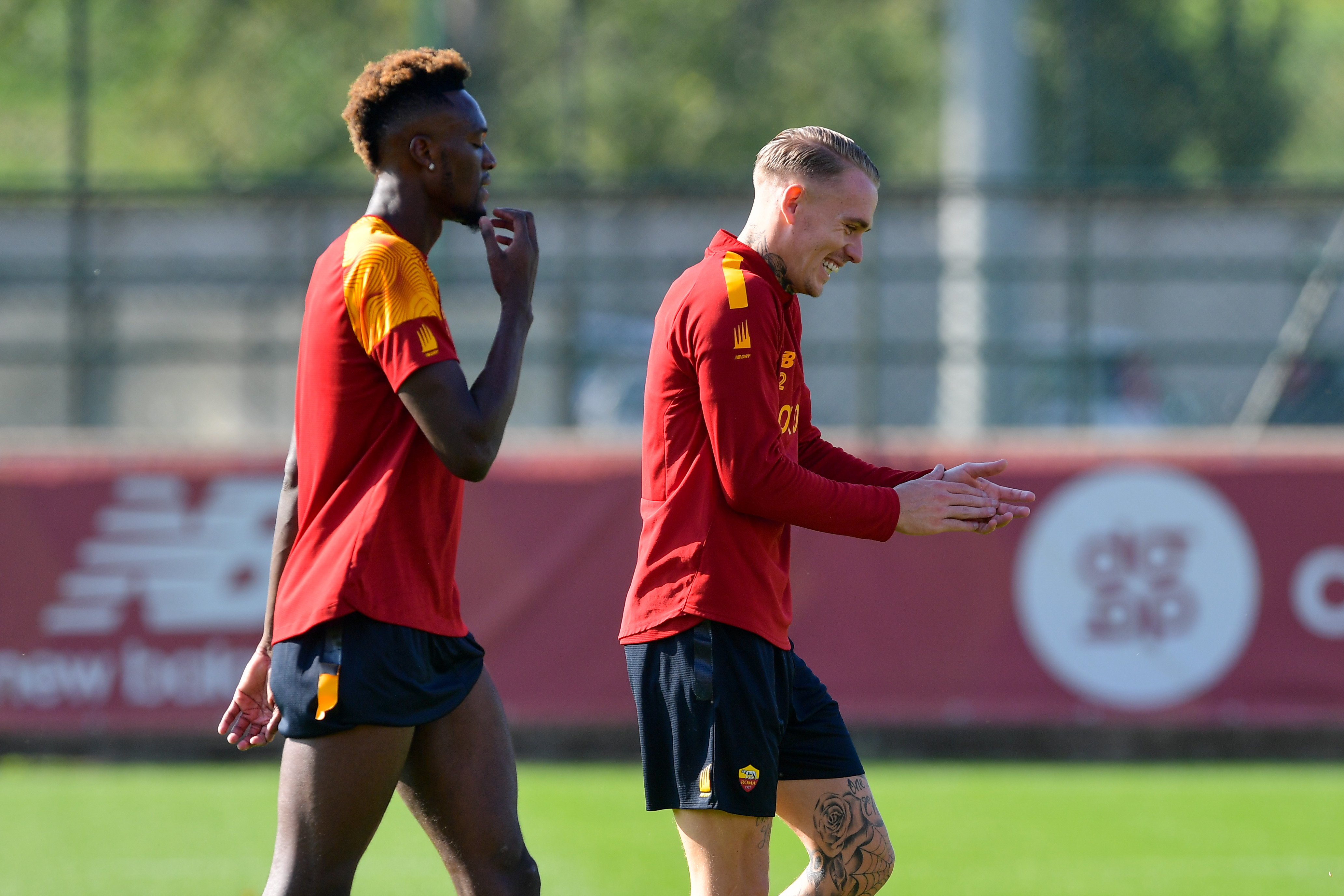 Il sorriso di Karsdorp in allenamento a Trigoria