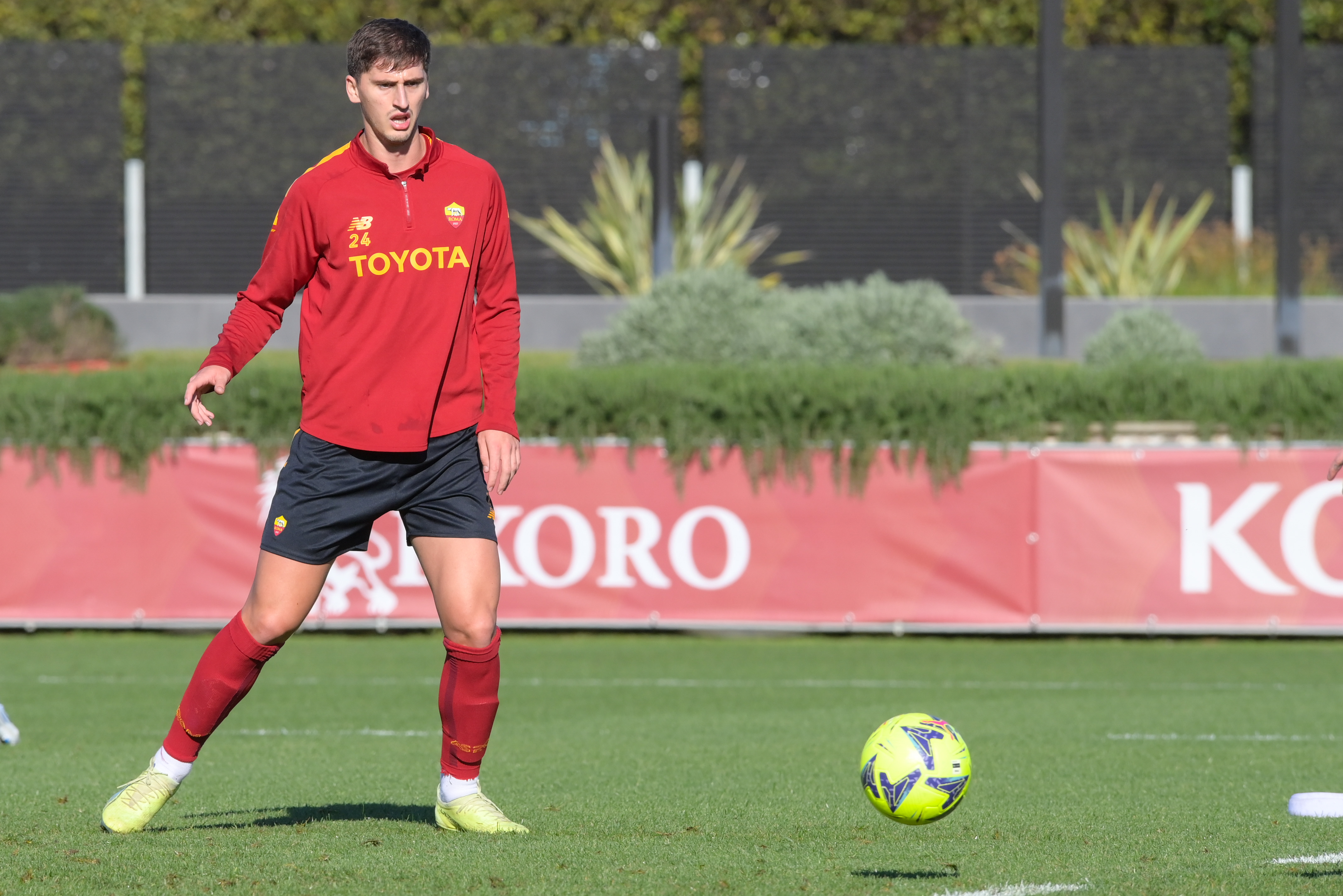 Kumbulla durante una sessione di allenamento a Trigoria