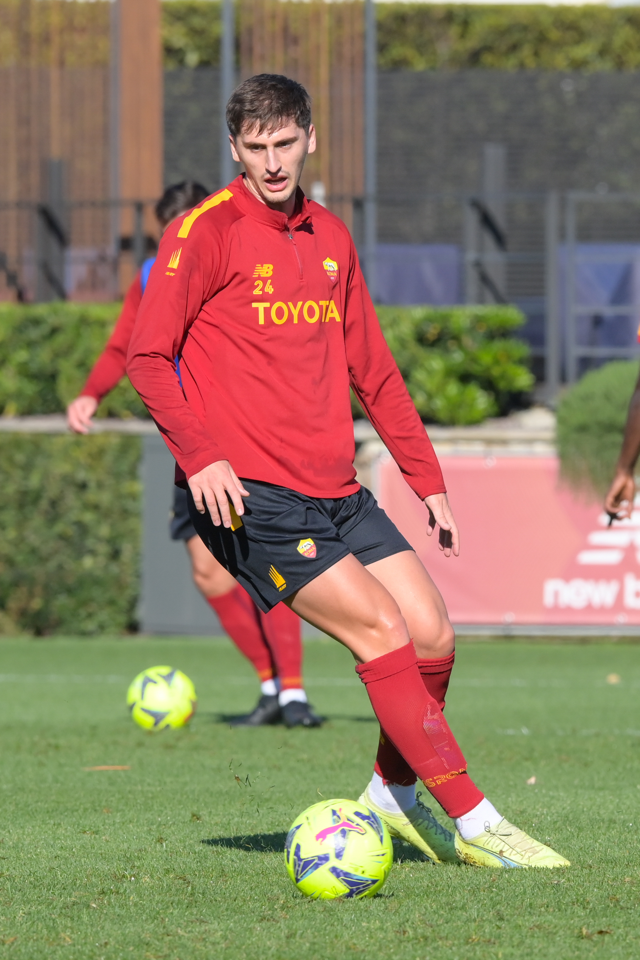 Kumbulla in allenamento a Trigoria