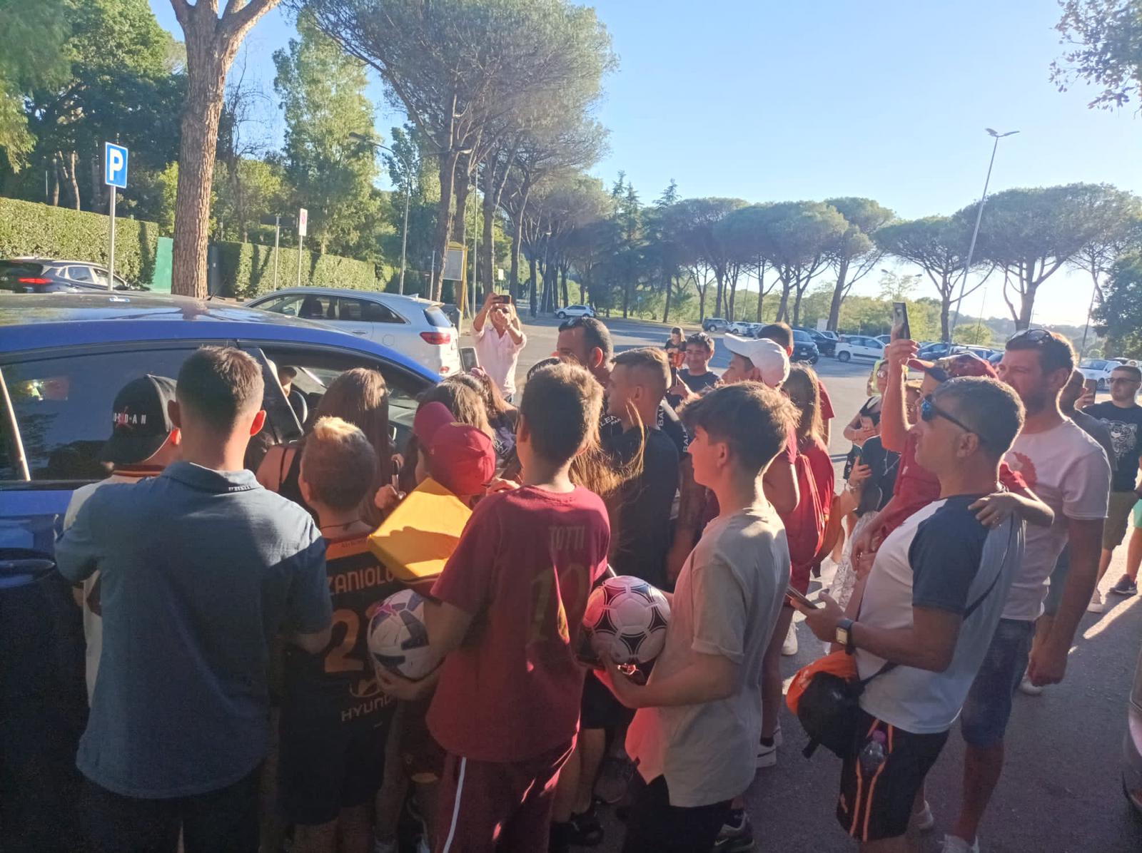 I tifosi aspettano i calciatori a Trigoria