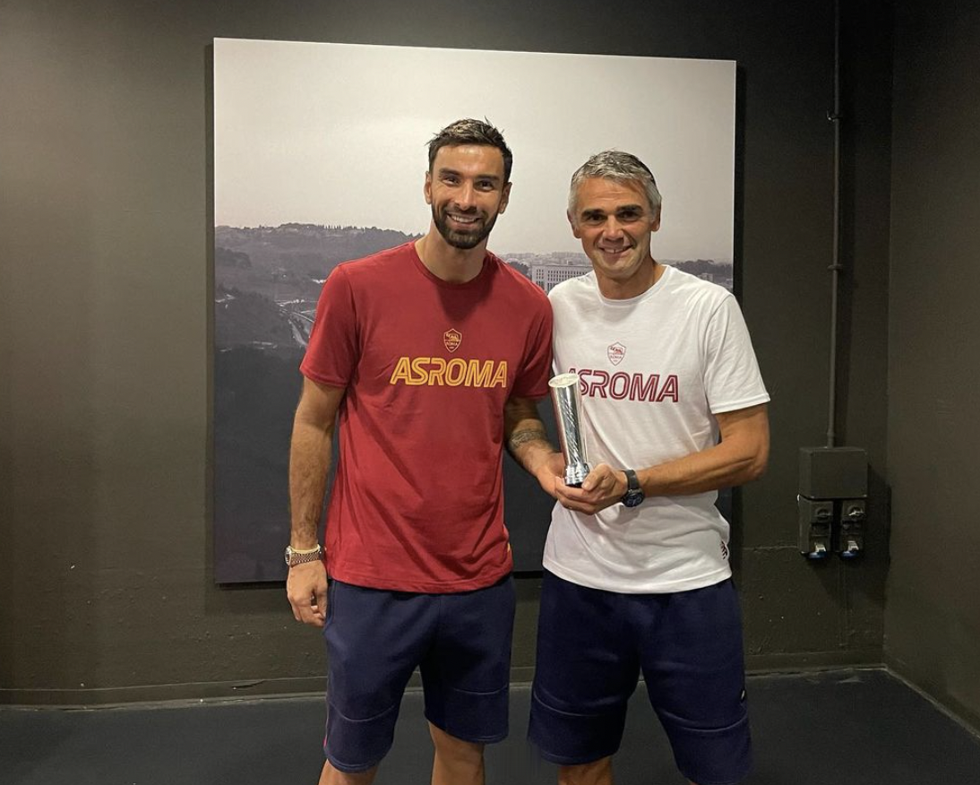 Rui Patricio e Nuno Santos posano con il premio di miglior portiere della Conference 2021-22