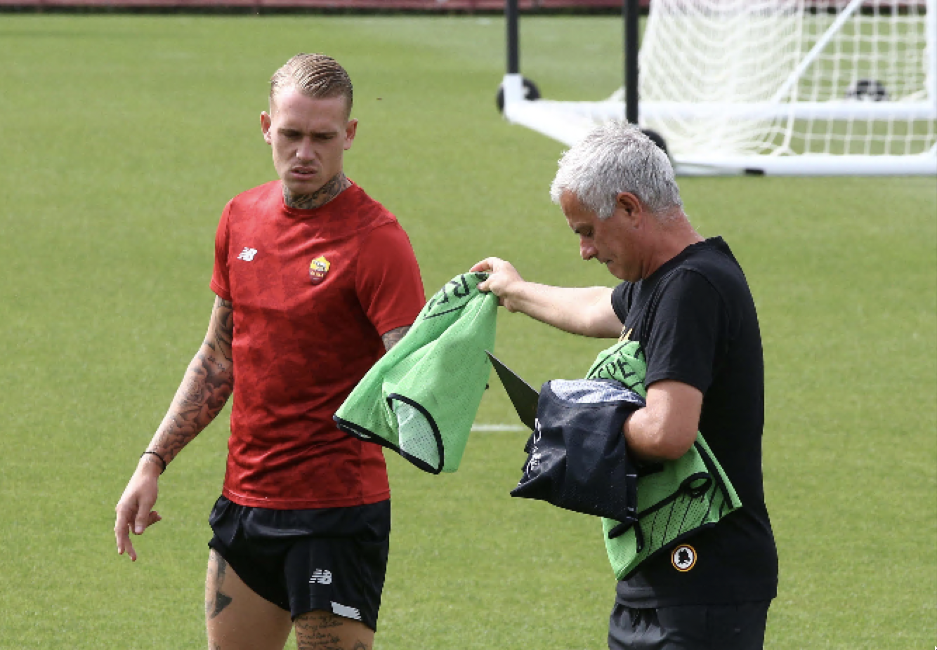 Karsdorp e Mourinho in allenamento a Trigoria