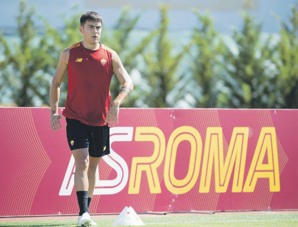 Dybala in campo a Trigoria