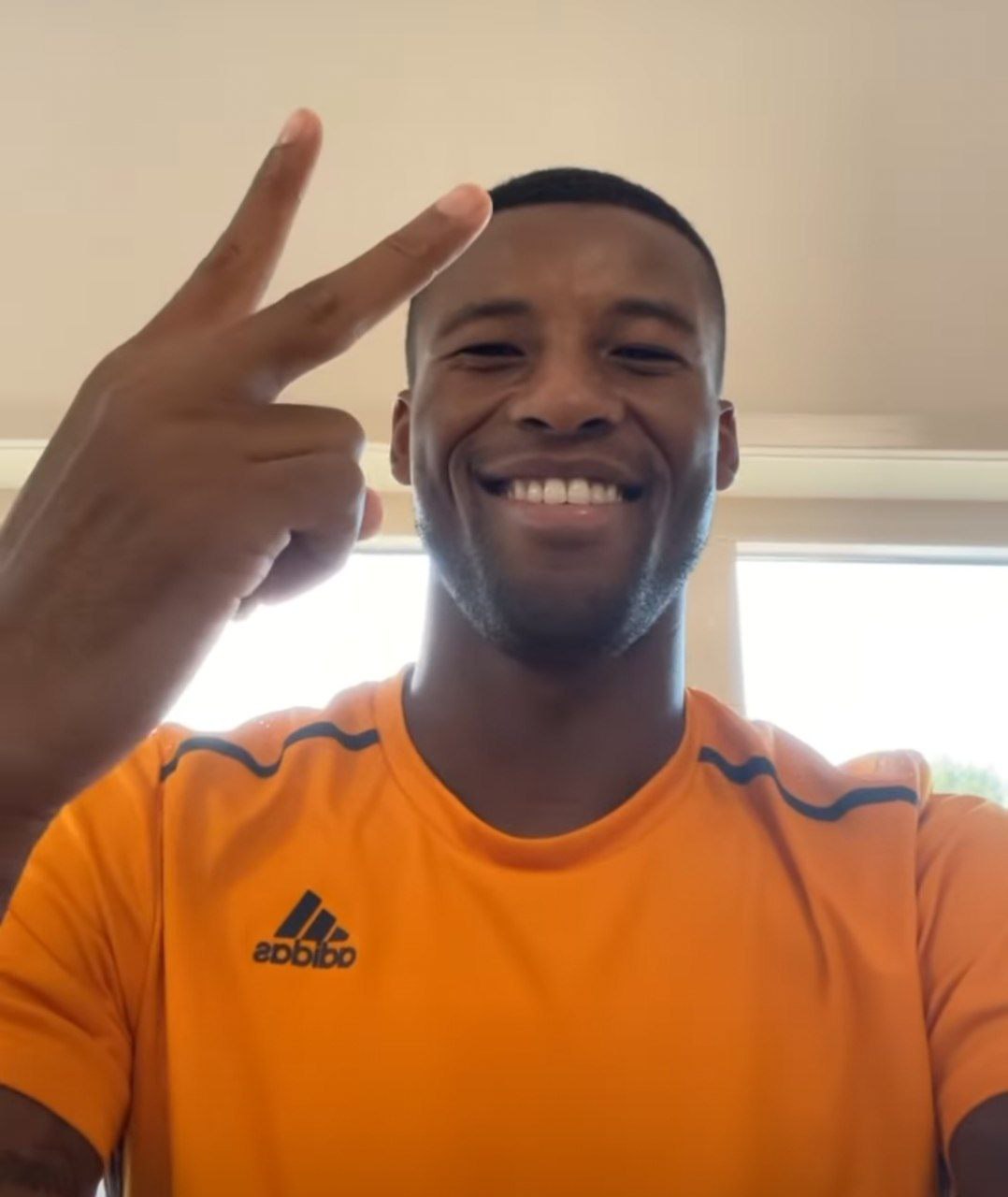 Wijnaldum sorride durante un esercizio sulla cyclette