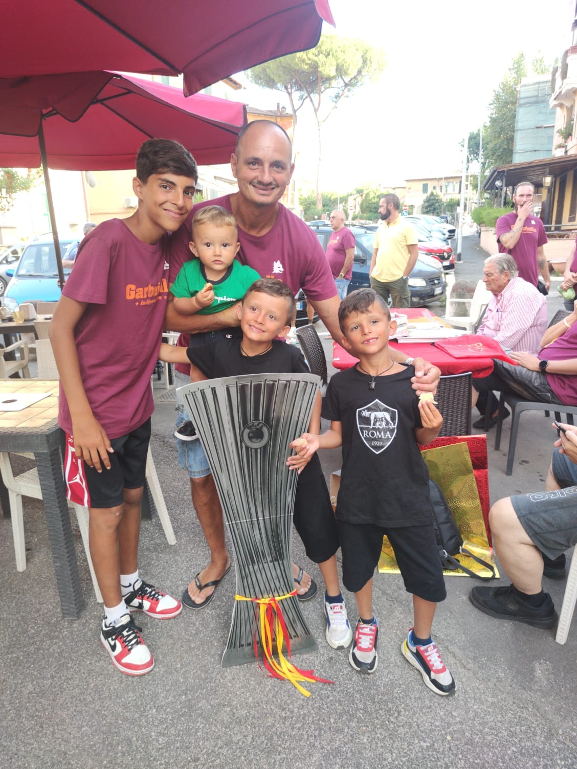 Una famiglia scatta la foto con la riproduzione della Conference alla festa del Roma Club Garbatella Indipendente 1971