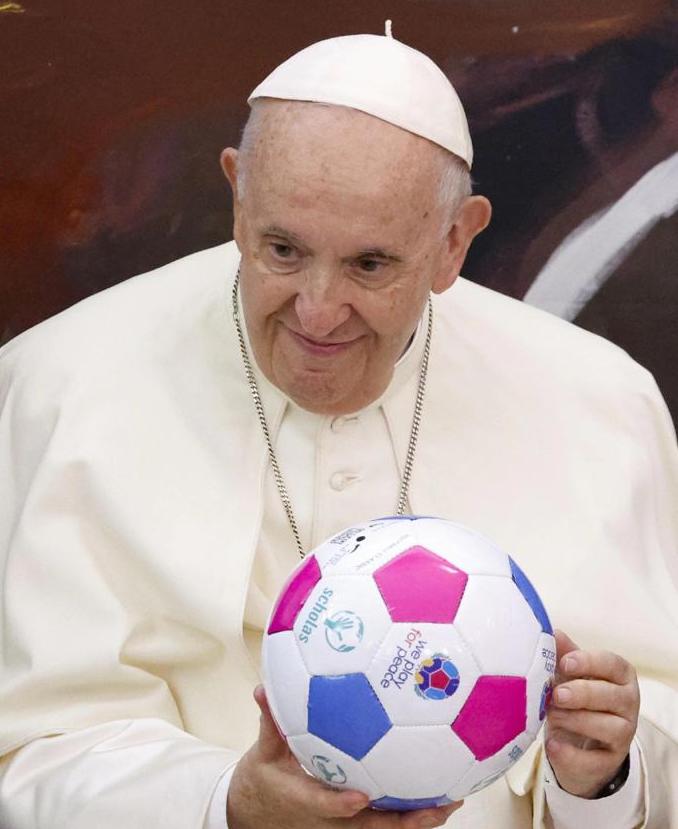 Papa Francesco col pallone della Partita per la Pace