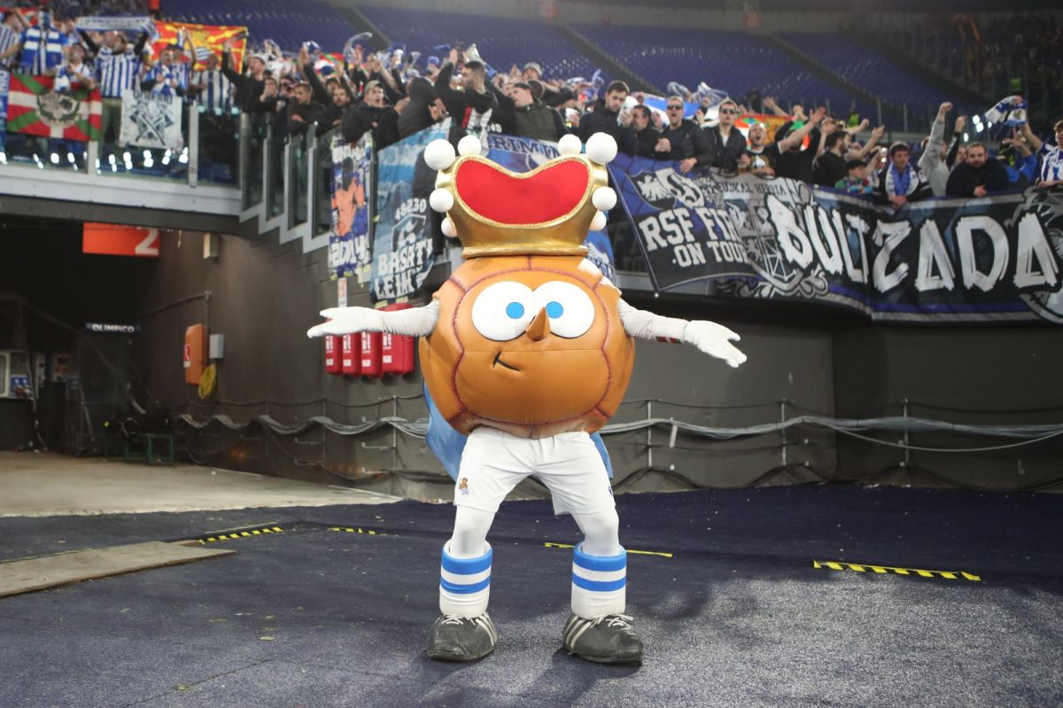 La mascotte della Real Sociedad all'Olimpico