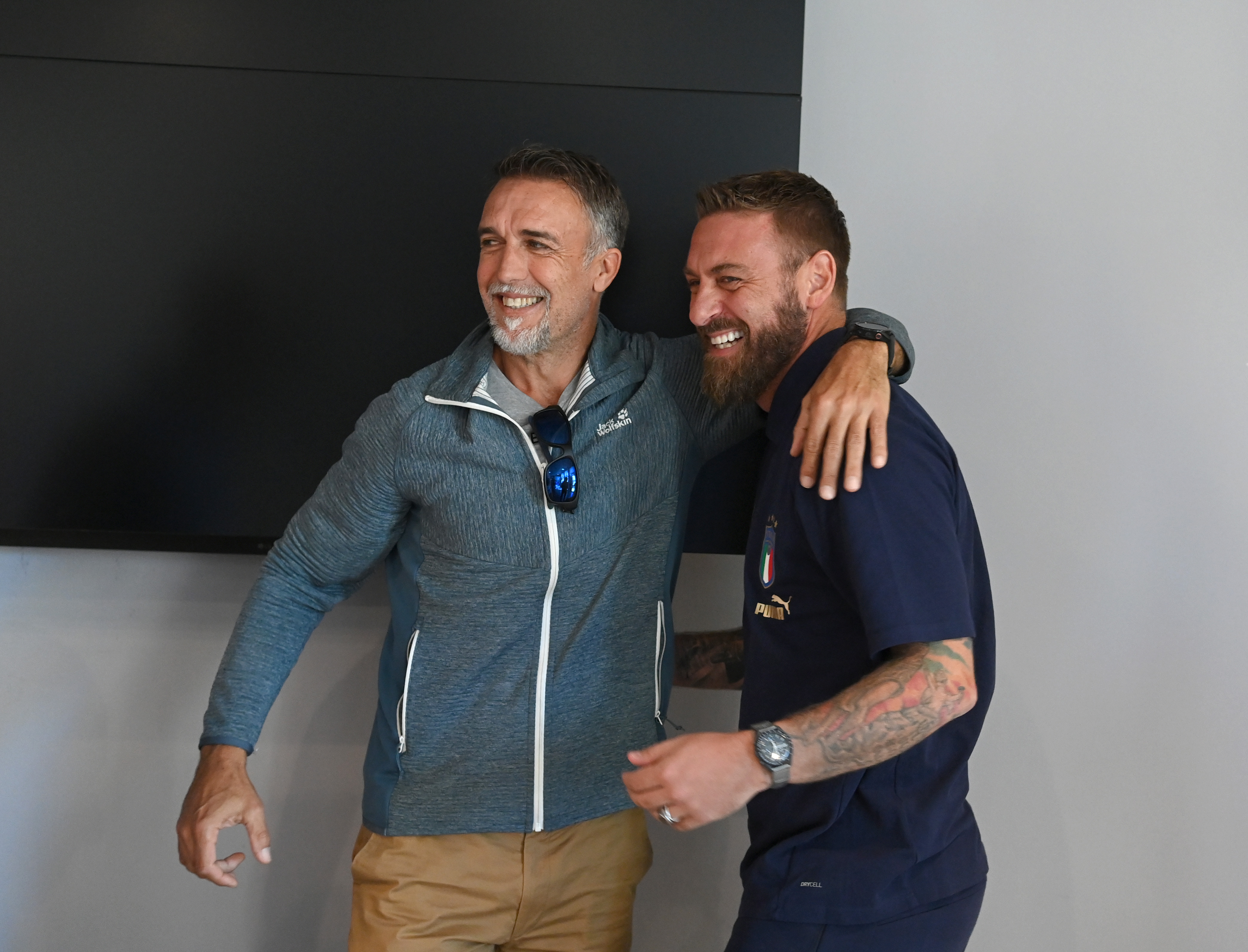 Gabriel Omar Batistuta insieme a Daniele De Rossi a Coverciano