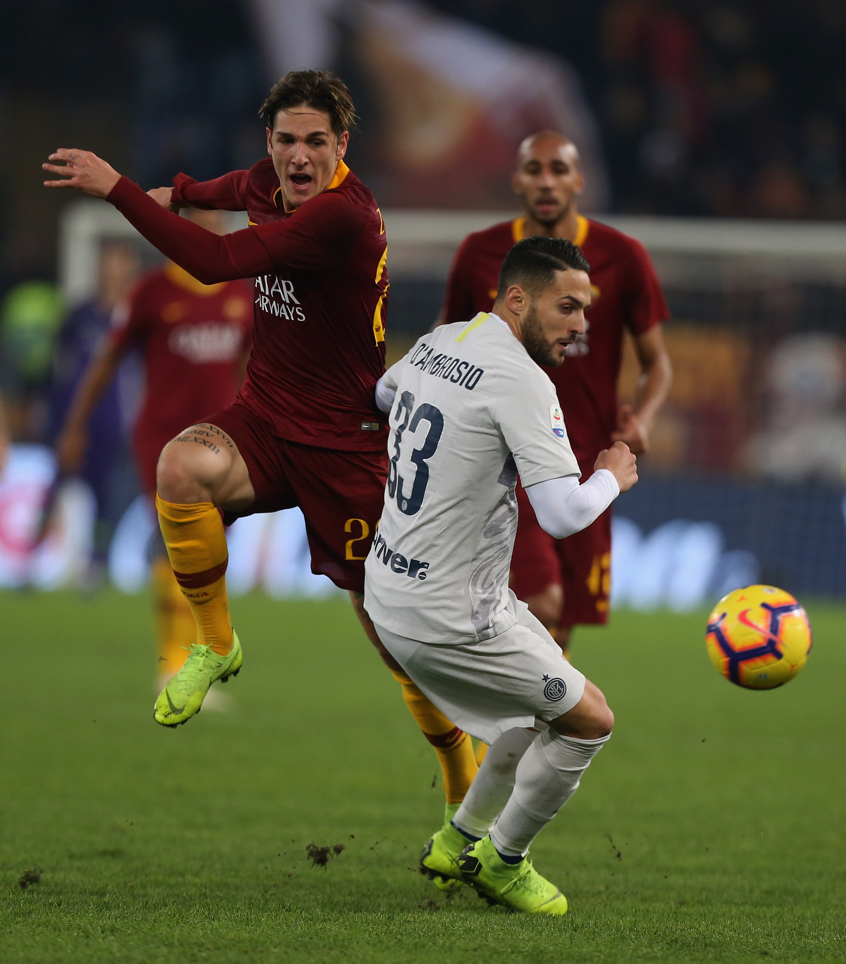 Zaniolo a contrasto con D'Ambrosio in quel Roma-Inter