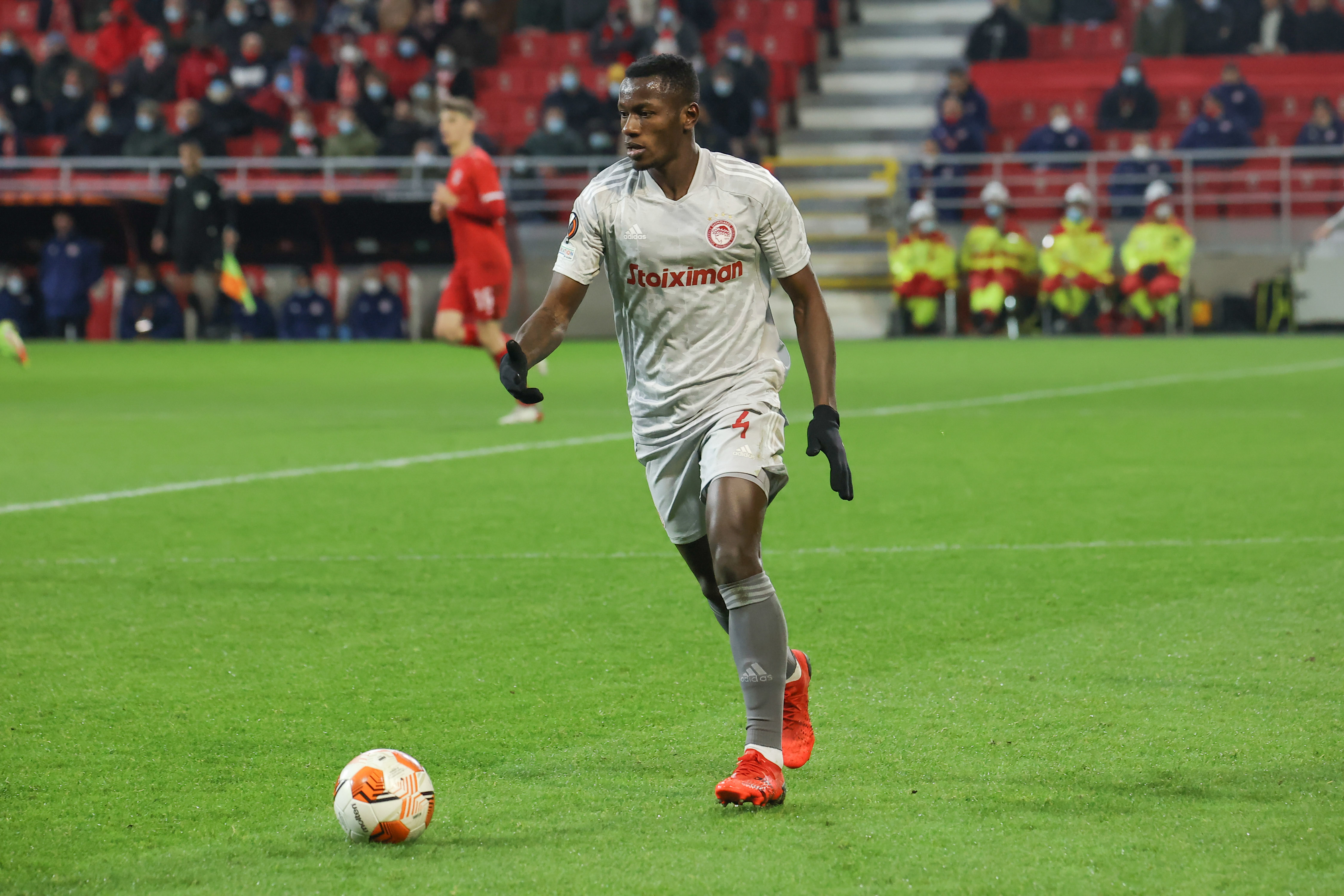 Camara in campo con l'Olympiacos