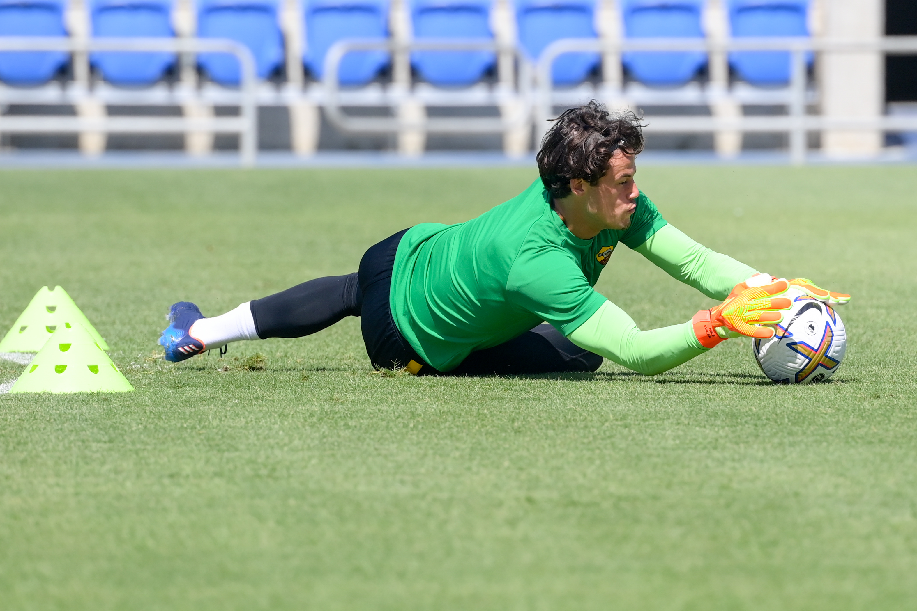 Svilar in allenamento al Netanya stadium