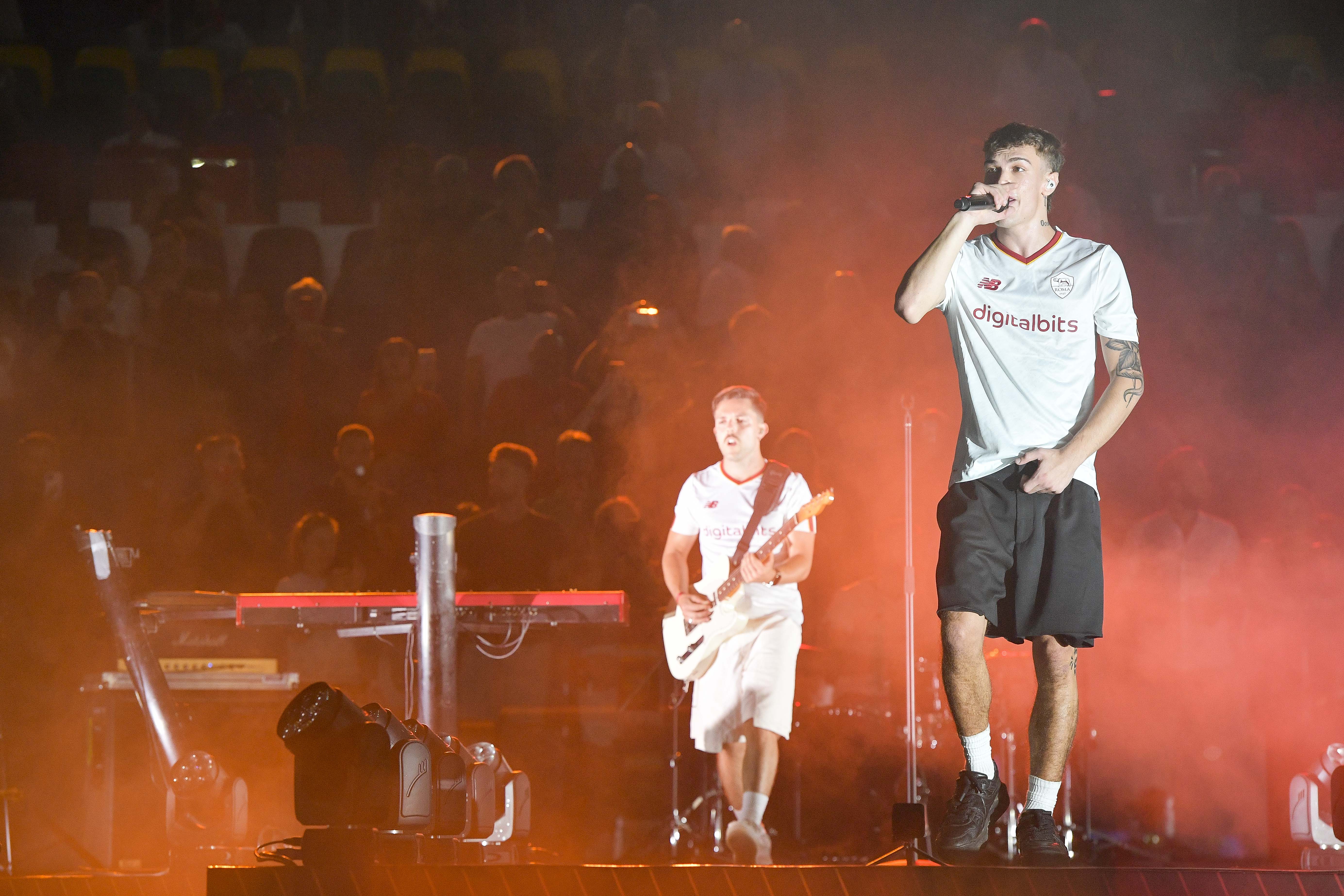 Blanco durante il concerto all'Olimpico tra primo e secondo tempo di Roma-Shakhtar