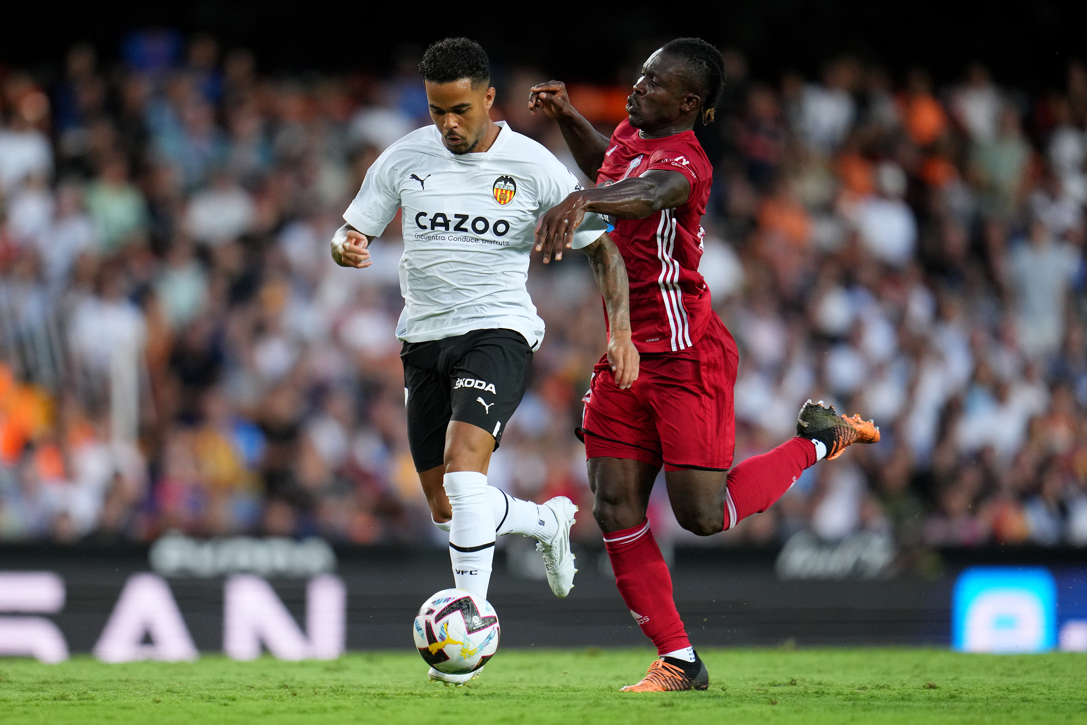 Justin Kluivert in campo con il Valencia