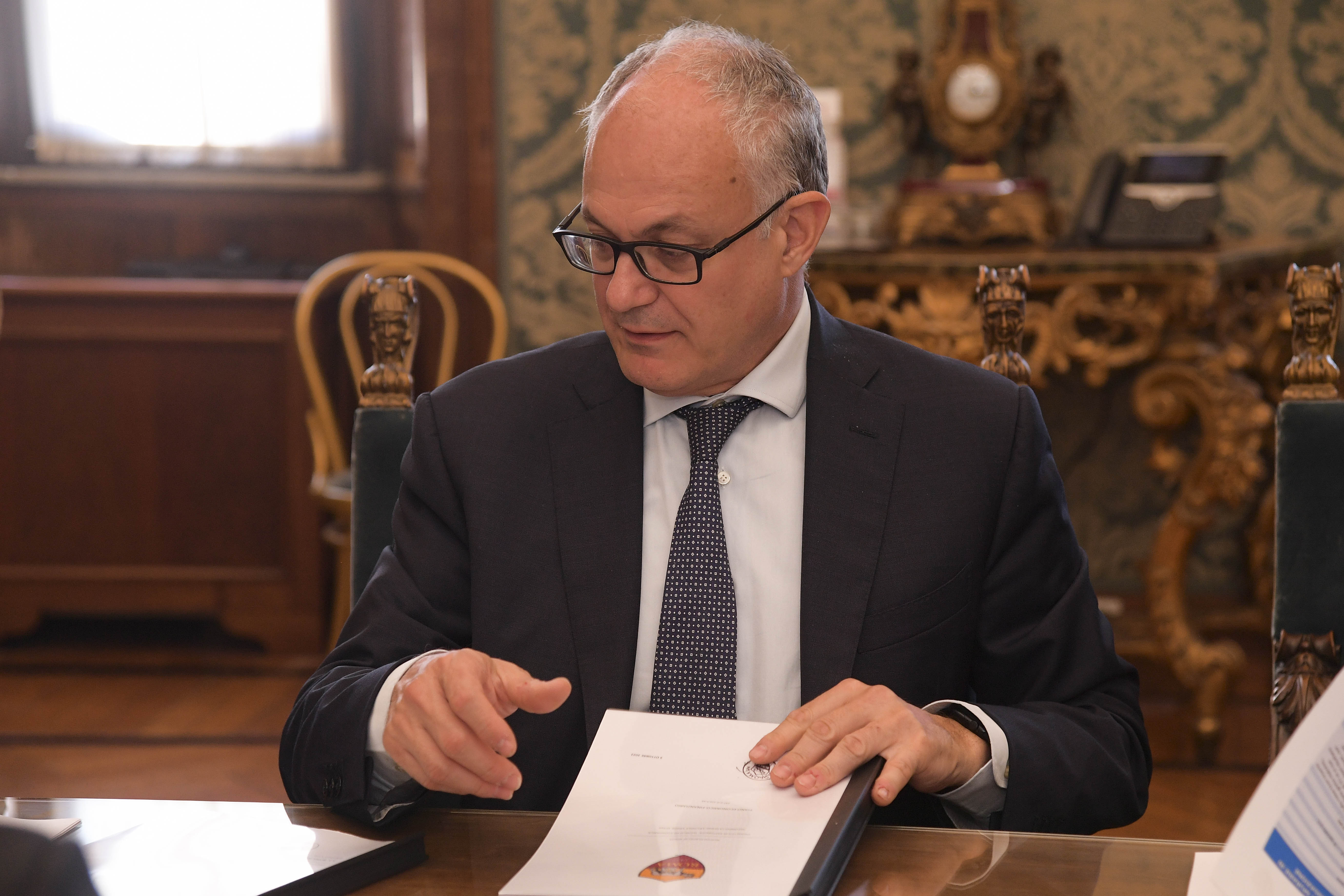 Roberto Gualtieri durante una conferenza stampa