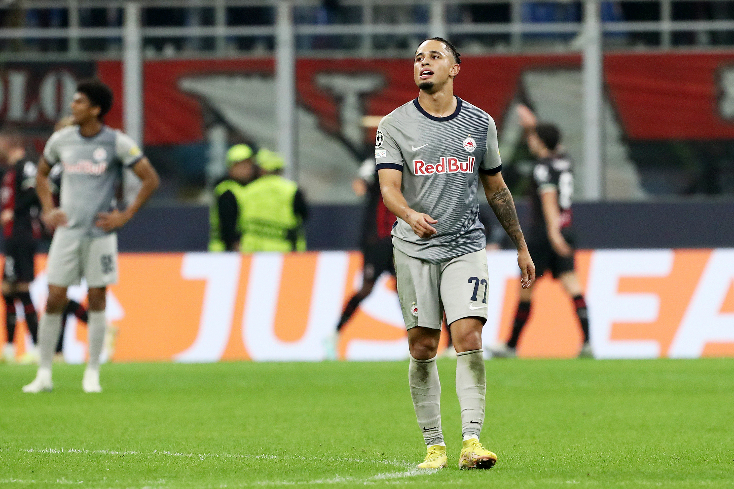 Noah Okafor durante una partita di Champions League contro il Milan