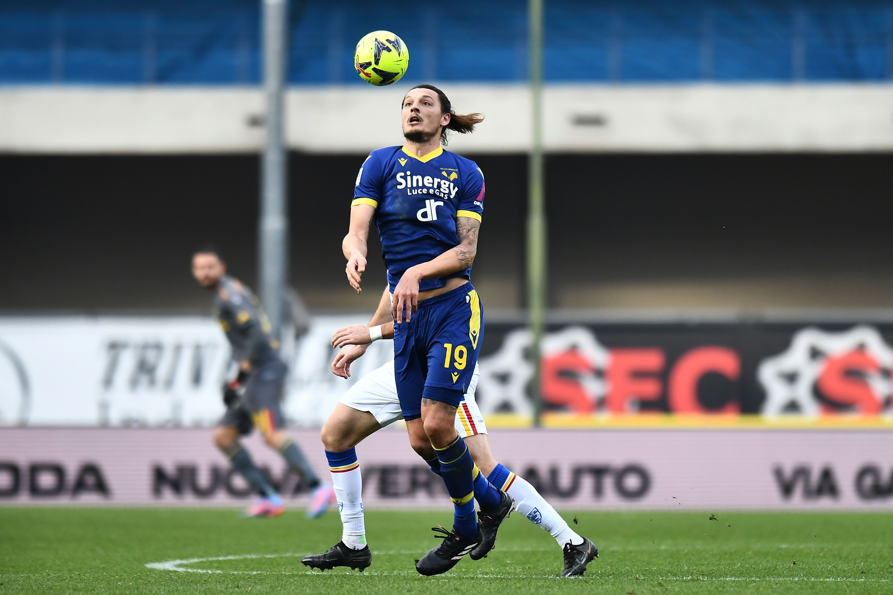 Milan Djuric durante una partita con la maglia dell'Hellas Verona