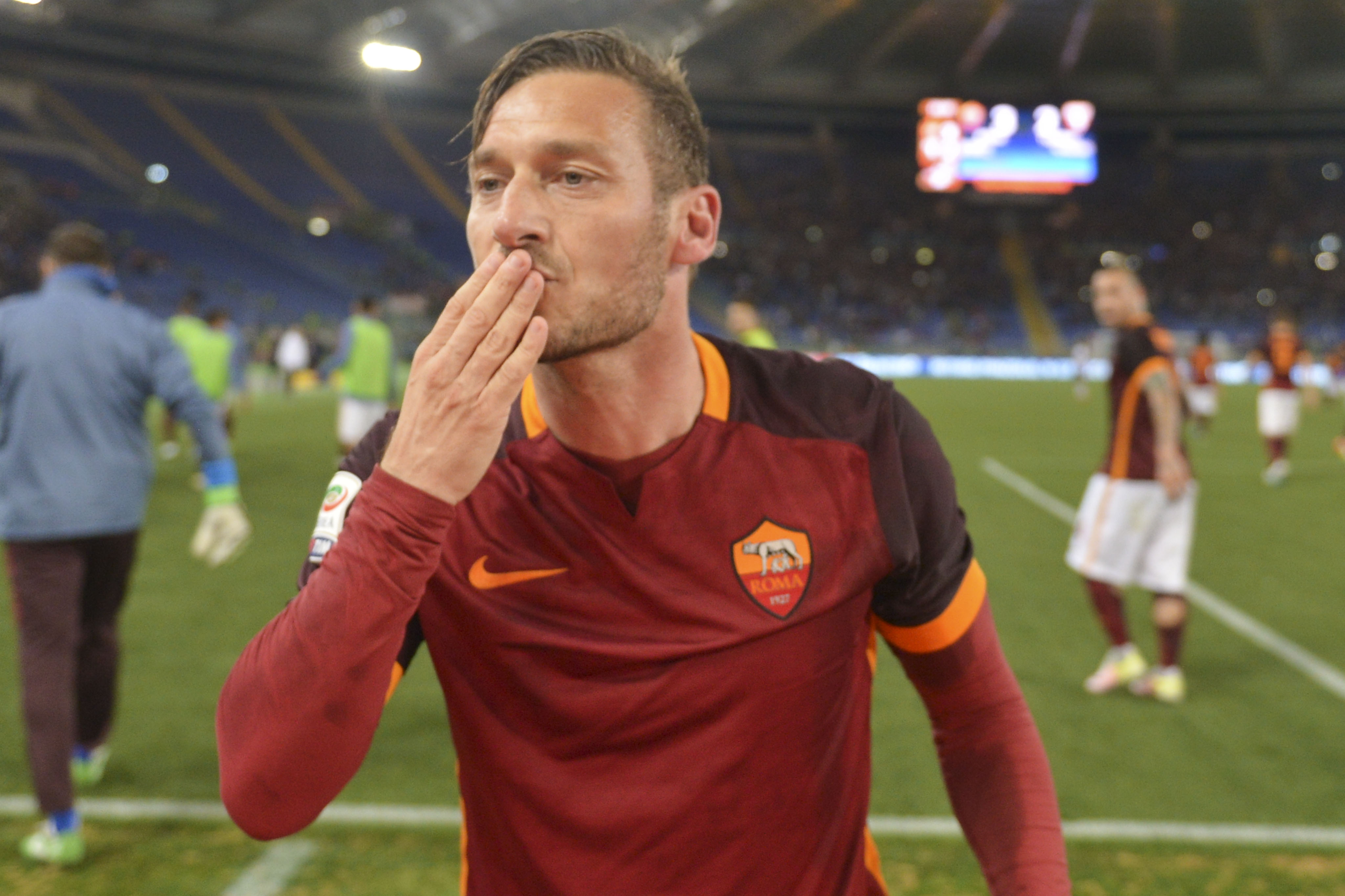 Totti sending a kiss to Roma fans in 2016