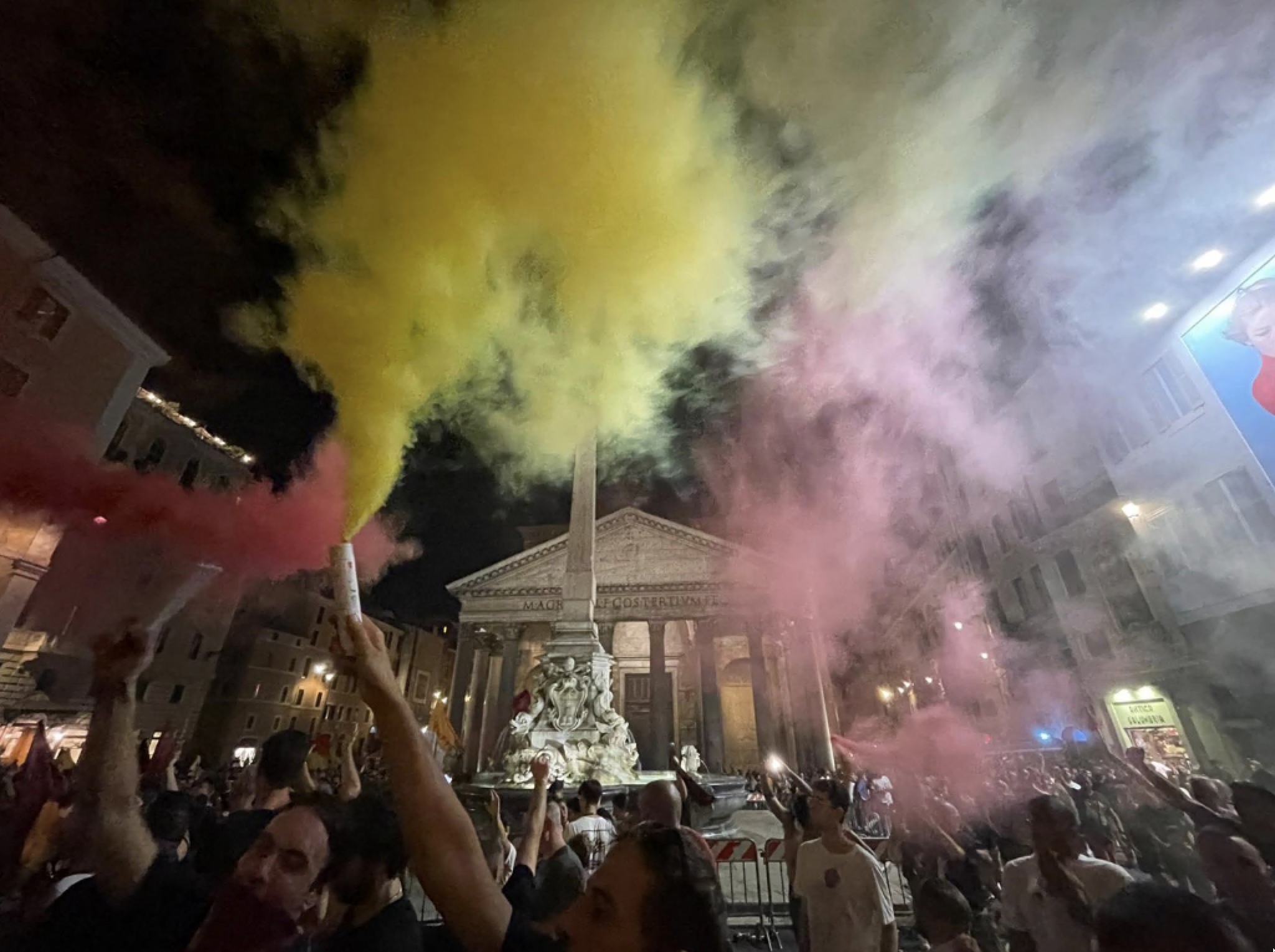 I tifosi della Roma davanti al Pantheon 