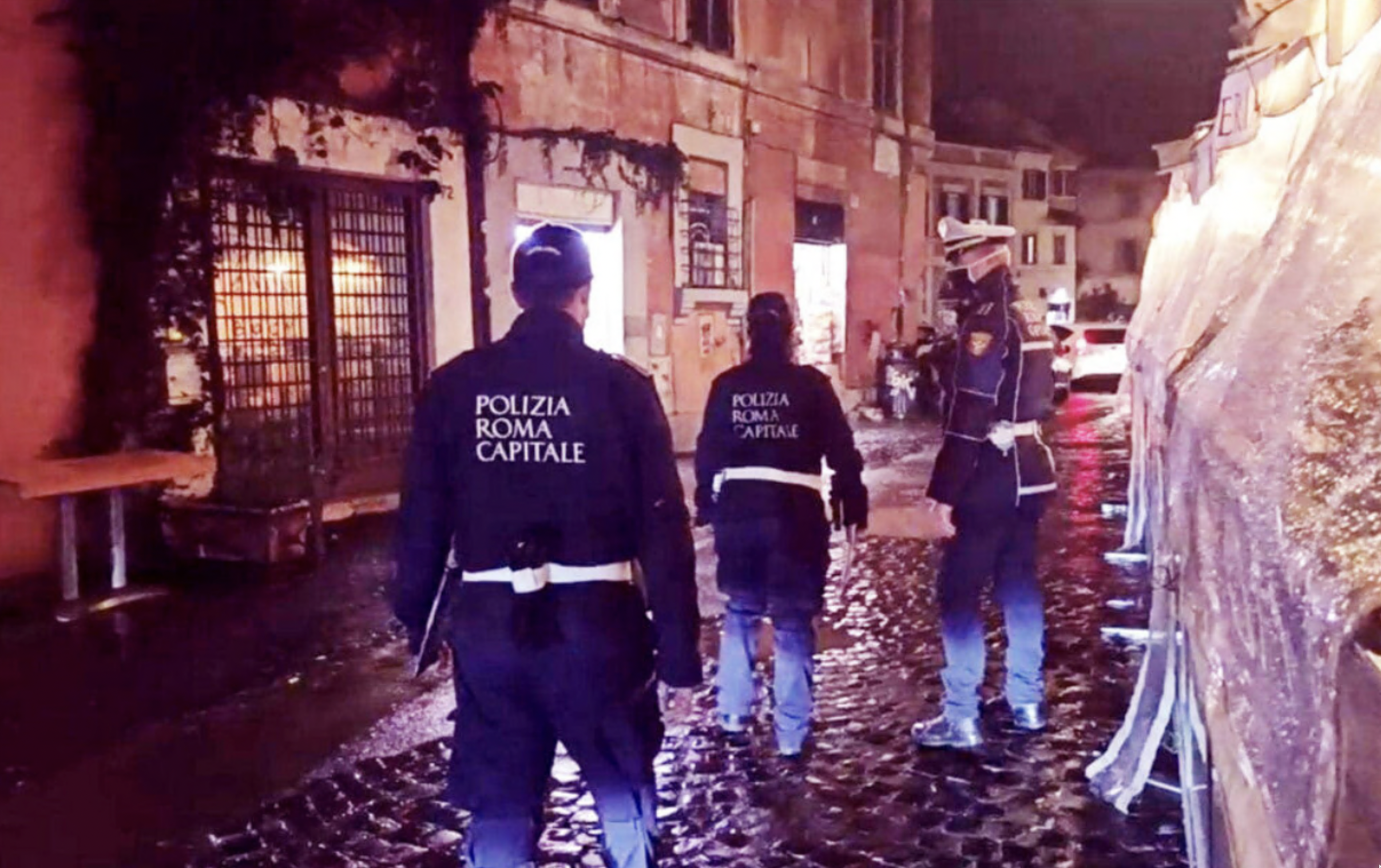 Una pattuglia della polizia a Trastevere