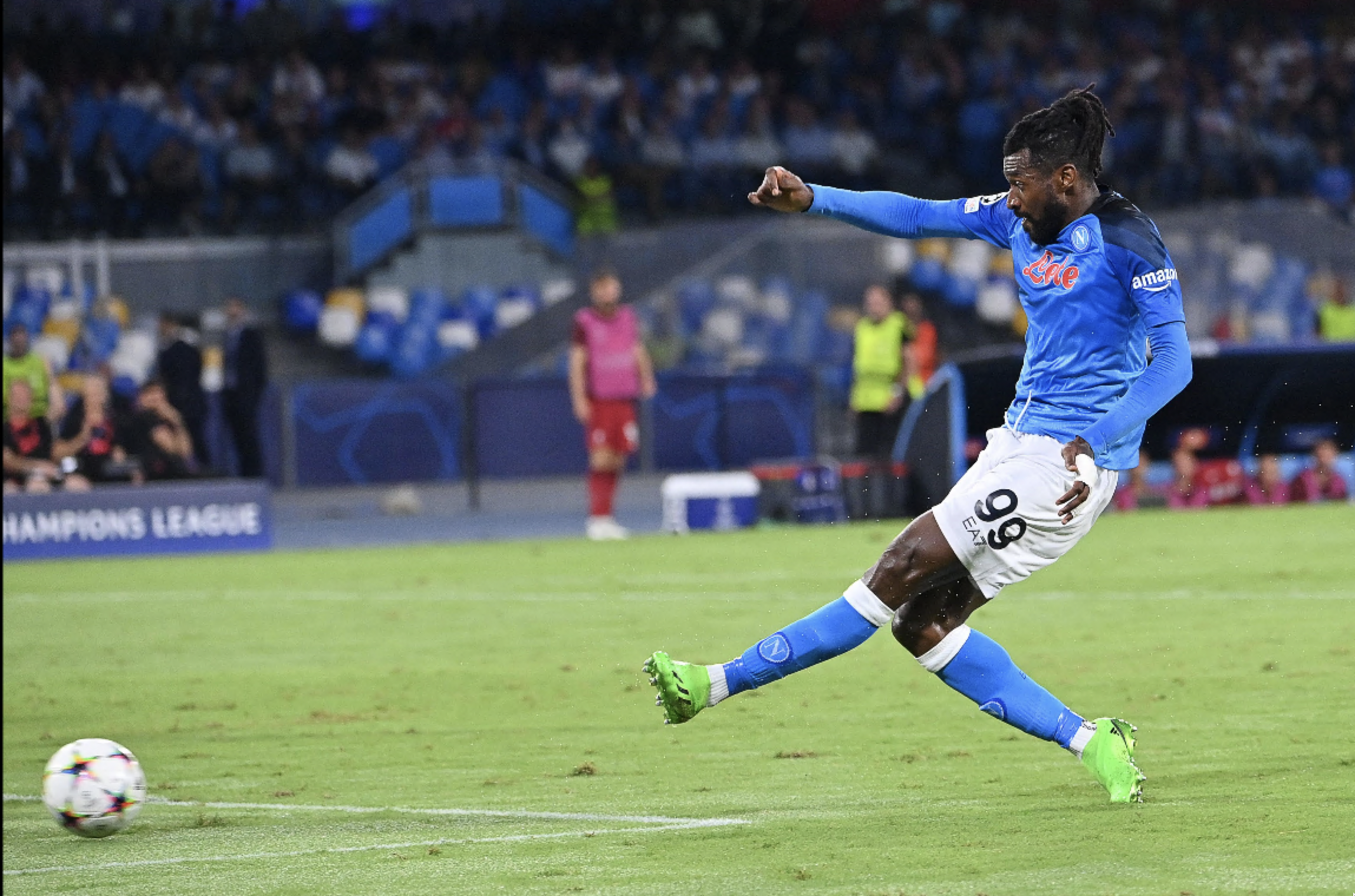 Zambo Anguissa con la maglia del Napoli in Champions League