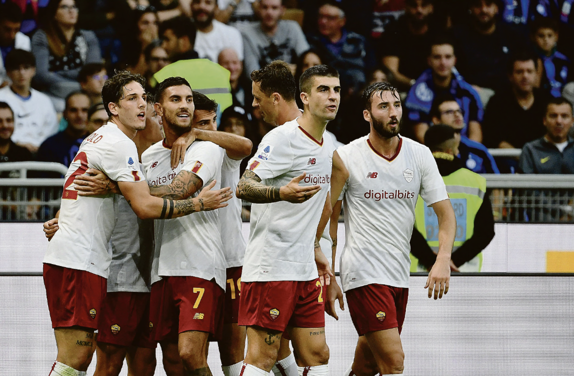 Il gruppo festante dei giocatori giallorossi a Milano con l’Inter