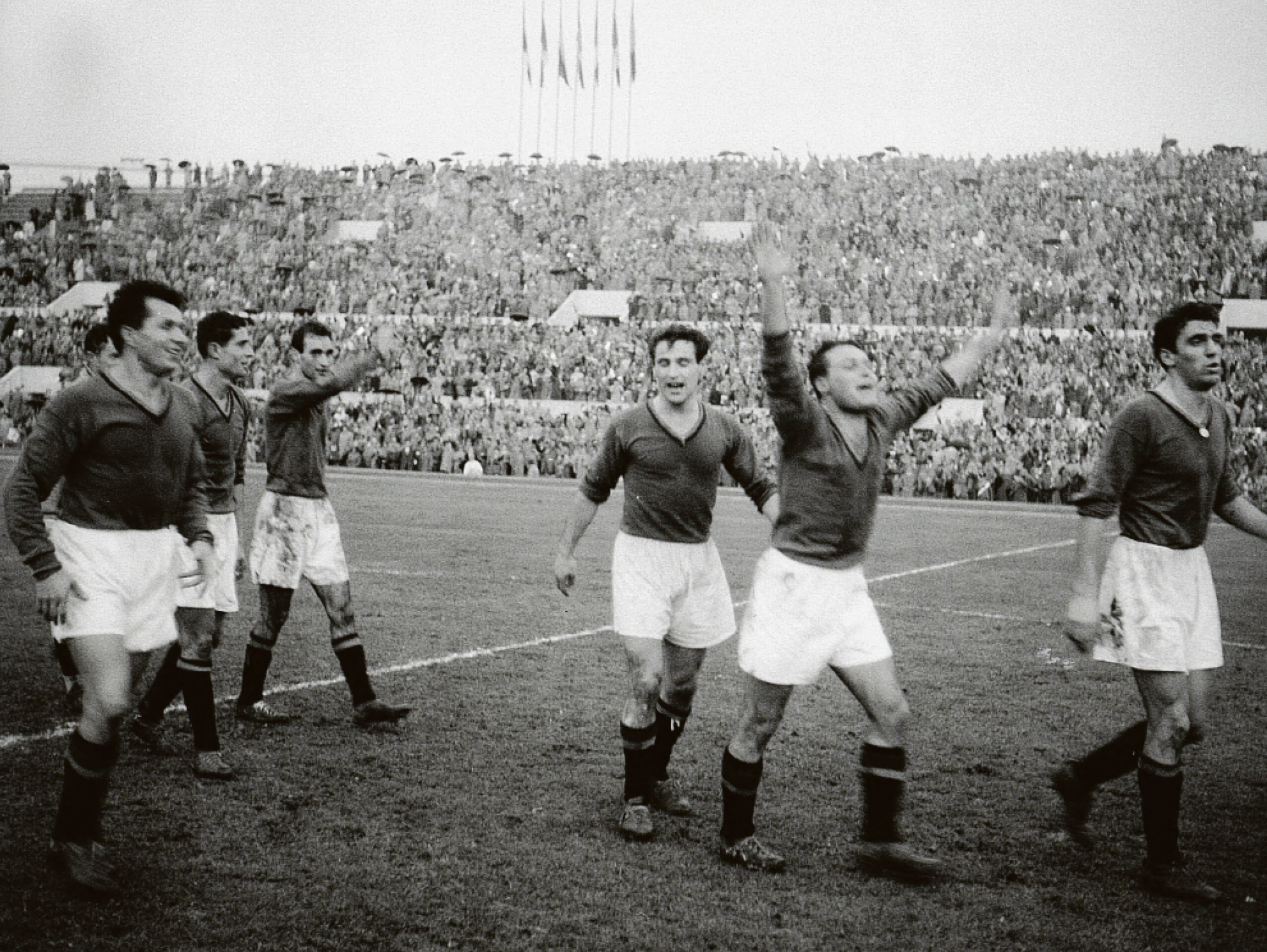 L’esultanza dei giallorossi al fischio finale di Roma-Milan 2-1, undicesima giornata del campionato di Serie A 1954/1955. Carlo Galli, il terzo da sinistra, esulta insieme ai compagni Nyers, Stucchi, Azimonti, Giuliano e Bortoletto