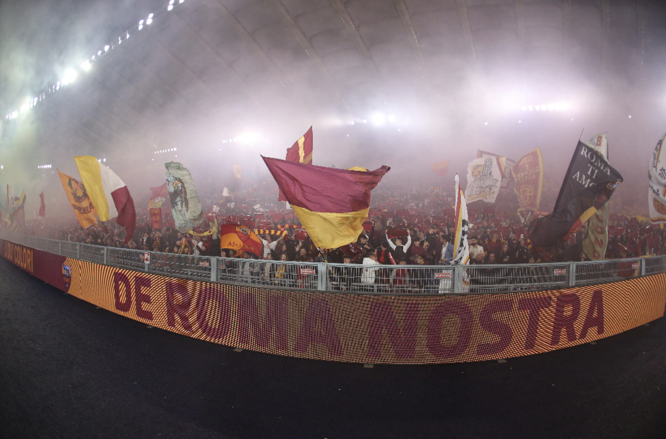 Panoramica dei romanisti in Tribuna Tevere al derby