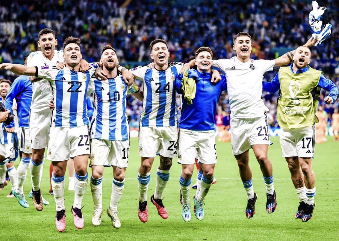 Dybala e gli altri calciatori dell'Argentina dopo la vittoria sull'Olanda