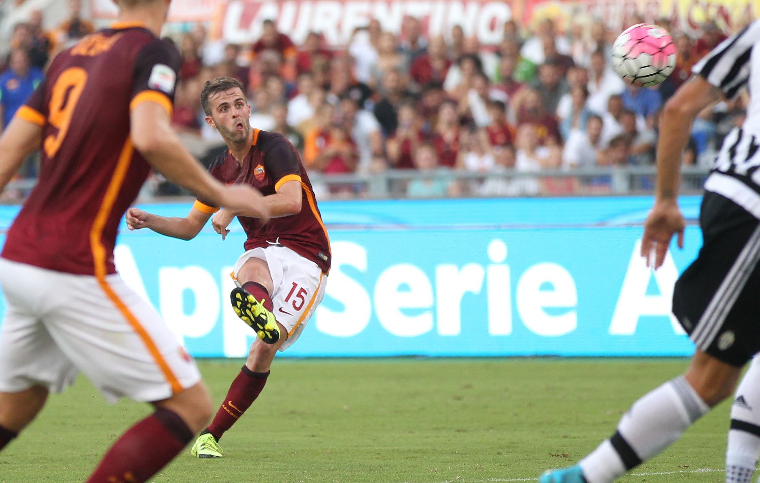 Pjanic durante una partita della Roma 