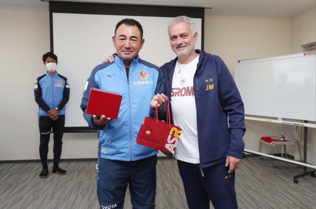 Mourinho con l'allenatore del Nagoya