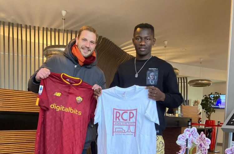 Camara con un membro del Roma Club Parigi