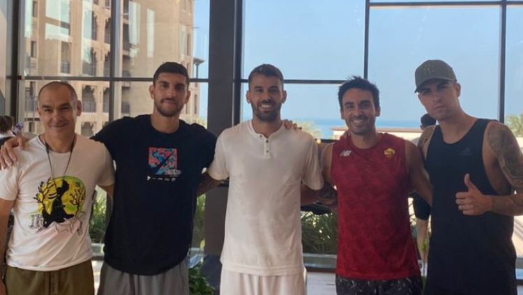 La foto con i romanisti postata da Jordi Durante