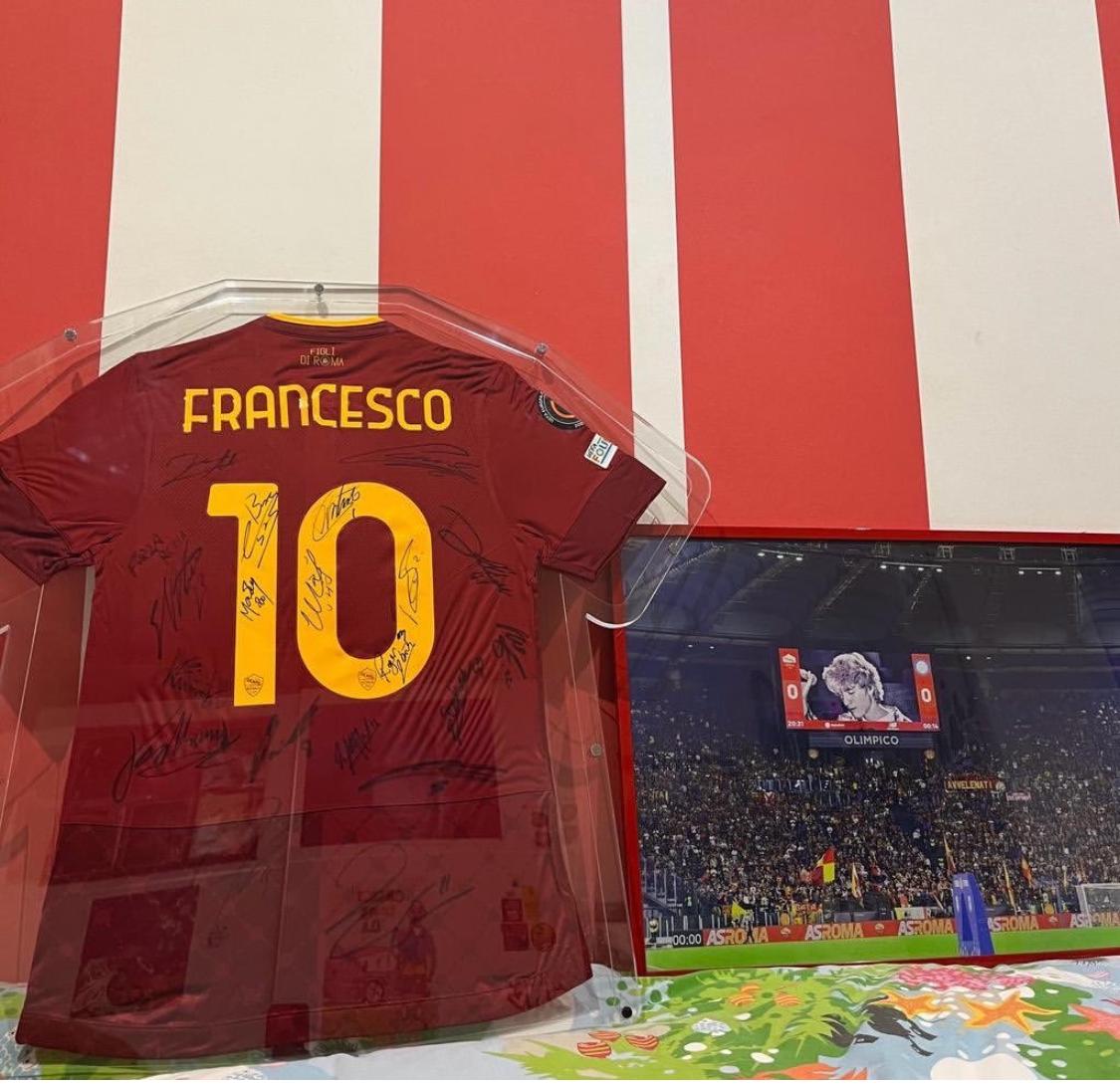 La maglia che la Roma ha donato alla famiglia di Francesco Valdiserri